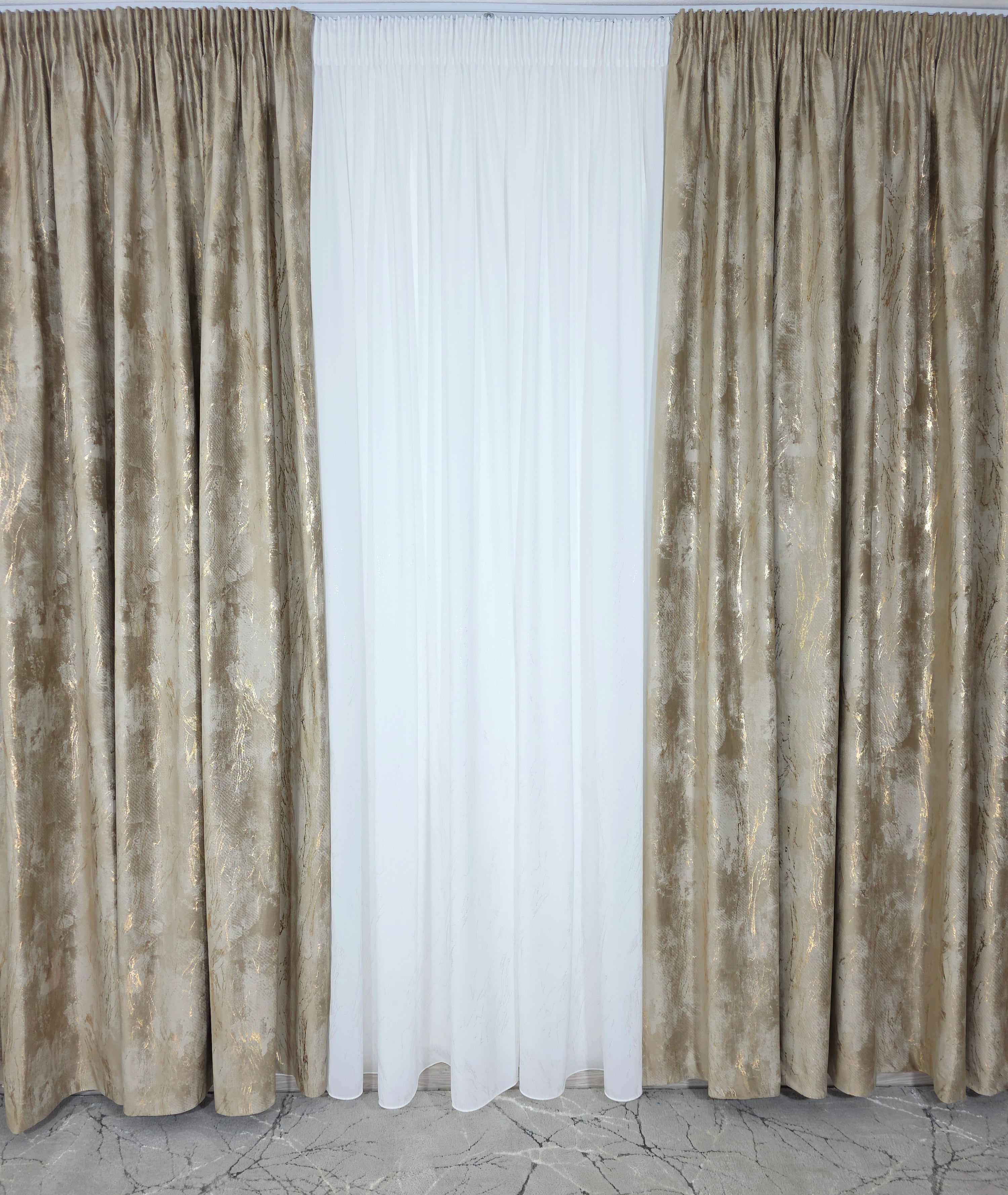 Colectia Venetia: perdea din matase cu insertii aurii varianta 3 si draperie din catifea cu insertii aurii - Auriu