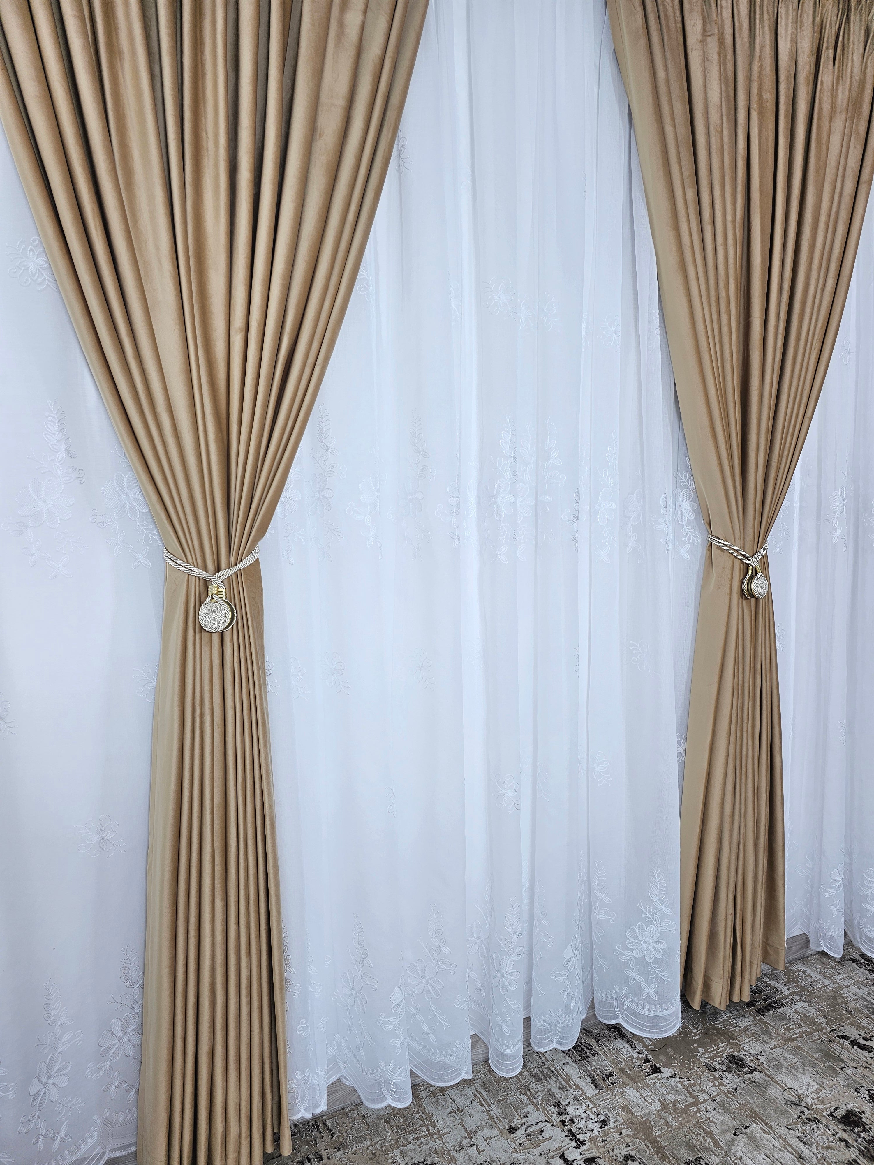 Set Lefkada: perdea alba din in cu flori albe si draperie catifea caramel