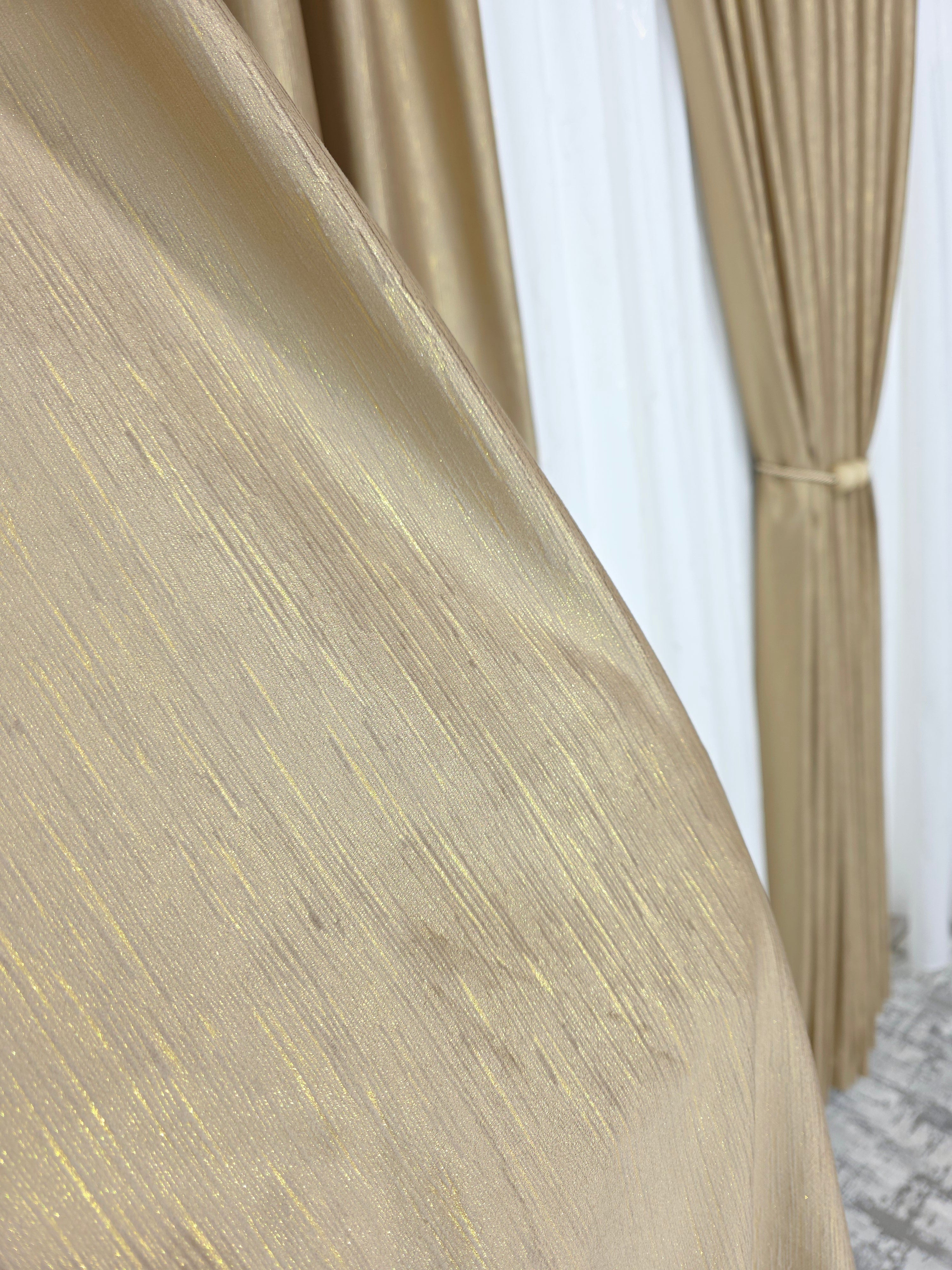 Colectia Valencia: Perdea Alba Din Matase Cu Insertii Aurii Varianta 1 Si Draperie Rolex Catifea Capucino Cu Sclipici Auriu