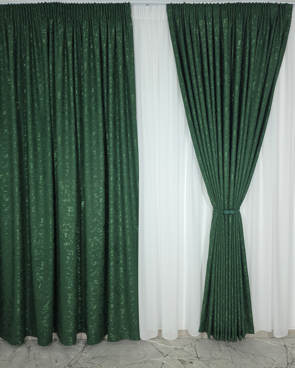 Ideal pentru Living si Dormitor – Set Los Angeles Verde Smarald: Perdea Alba Simpla din Voal Premium si Draperie Verde Smarald Tip Nisip cu Aspect de Vopsea Decorativa – Potrivit cu Canapea Verde, Crem sau Gri, Pereti Albi – Confectionat pe Comanda