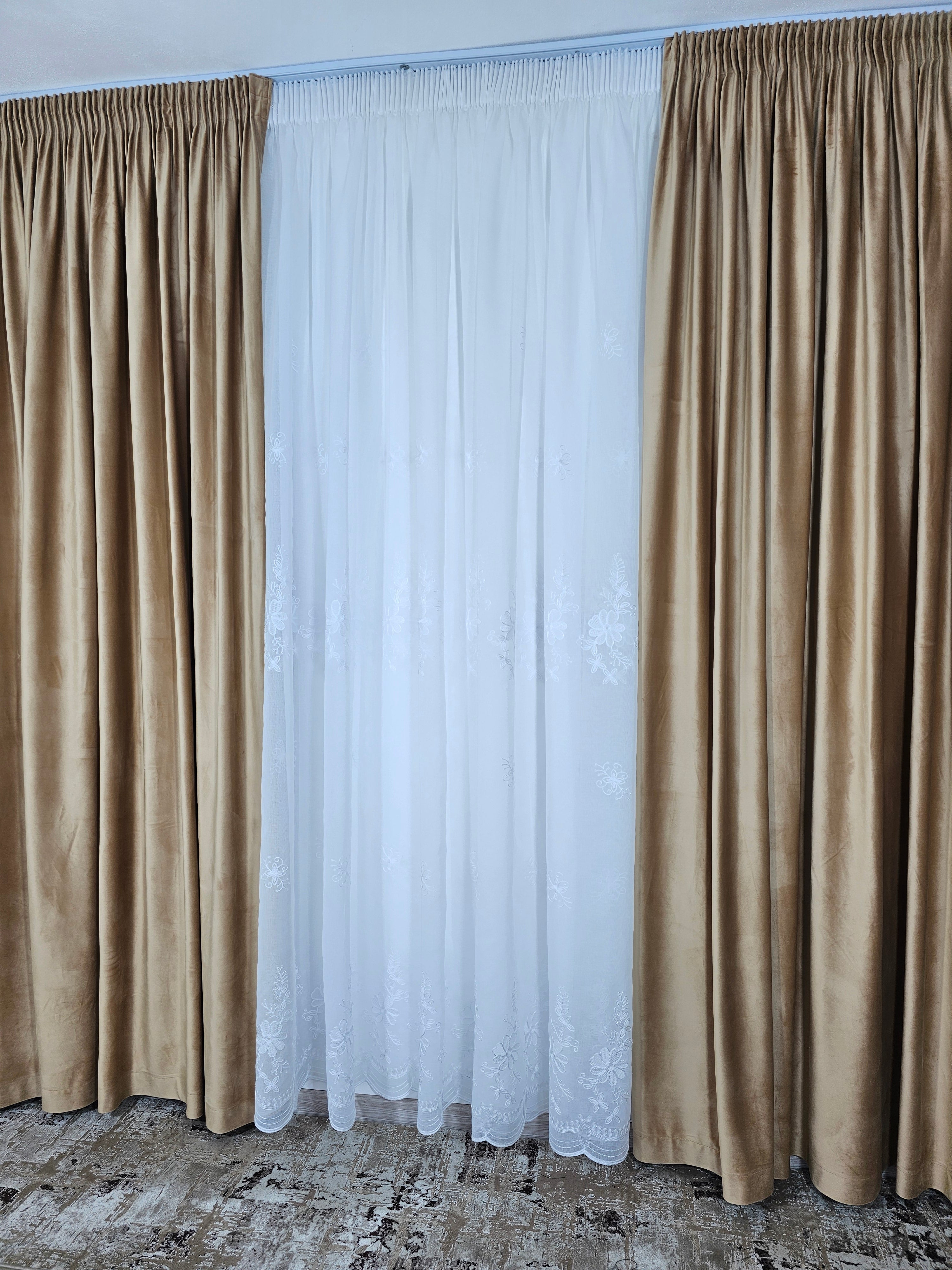 Set Lefkada: perdea alba din in cu flori albe si draperie catifea caramel