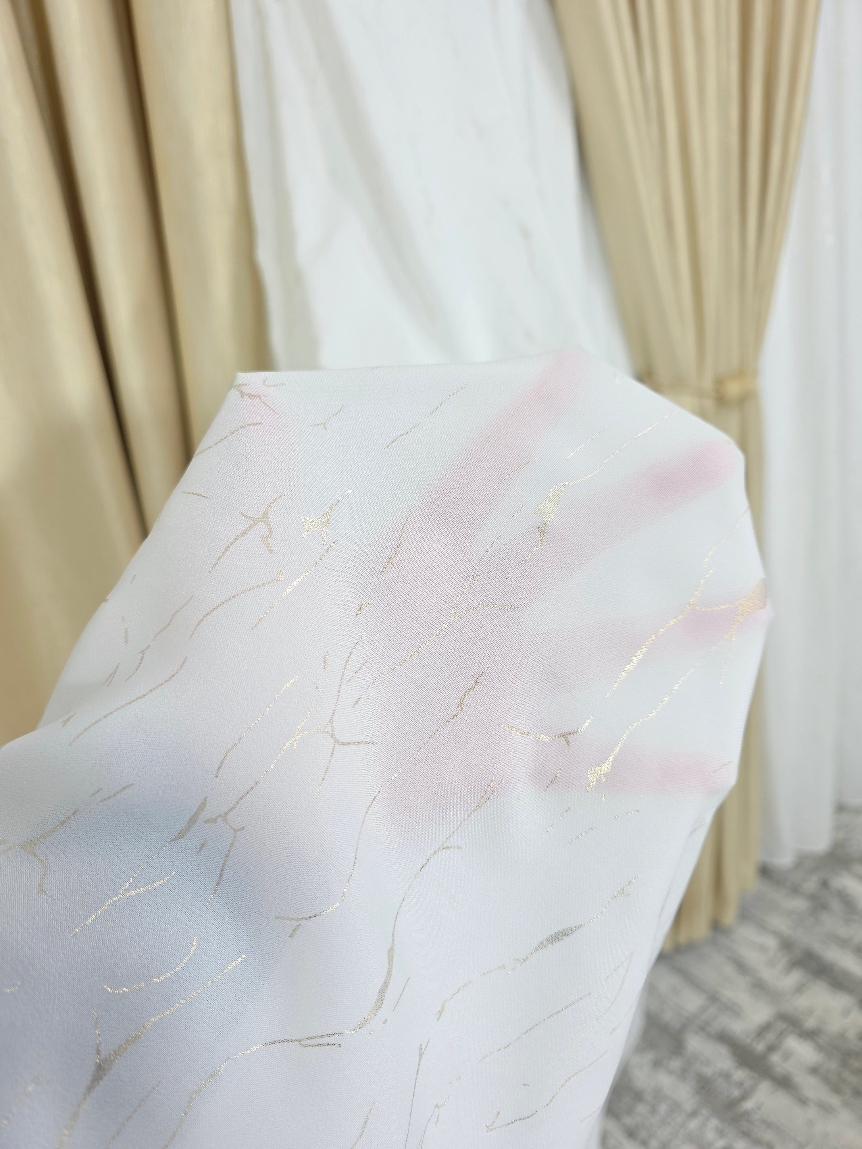 Colectia Valencia: Perdea Alba Din Matase Cu Insertii Aurii Varianta 1 Si Draperie Rolex Catifea Crem Auriu Cu Sclipici Auriu
