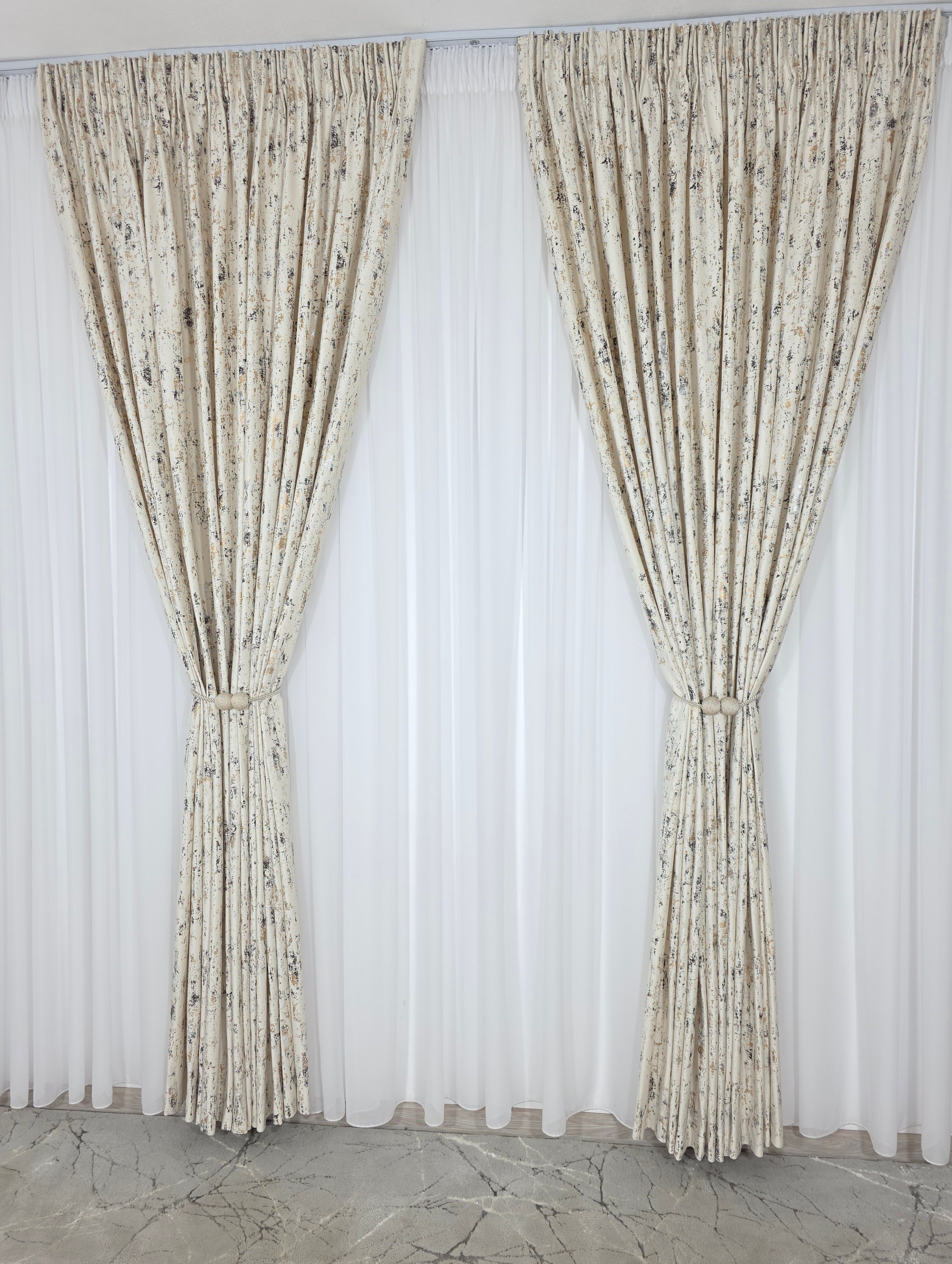 Colectia Elegance: Perdea Voal Premium Si Draperie Catifea Bej Cu Insertii model Golden