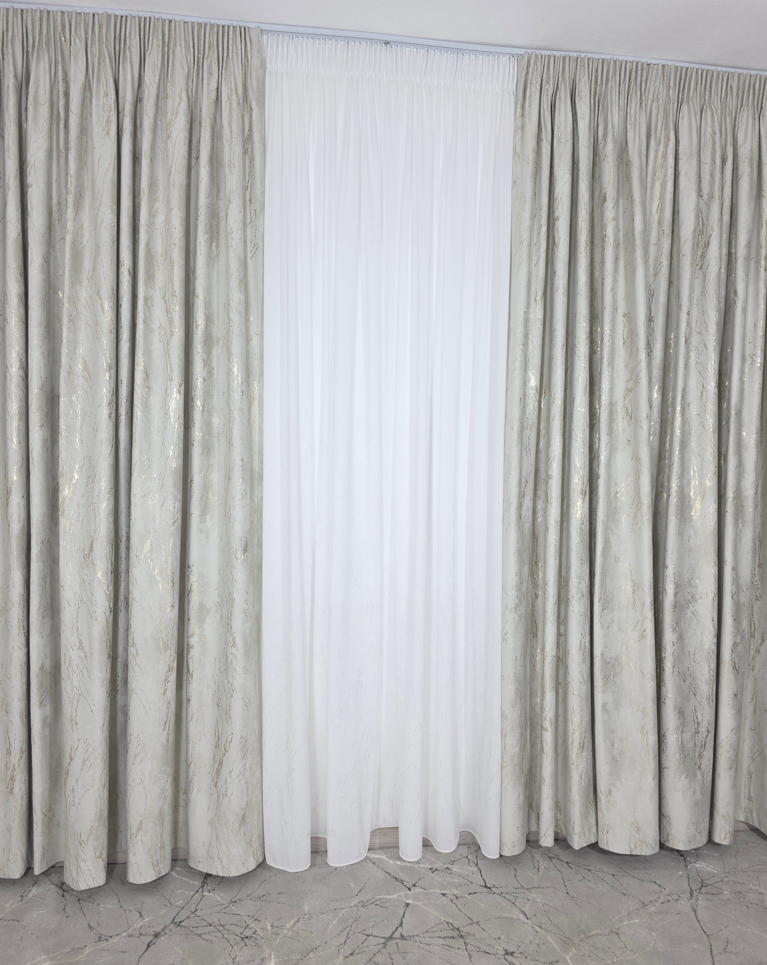 Colectia Venetia: perdea din matase cu insertii aurii varianta 3 si draperie din catifea cu insertii aurii - Ivoire