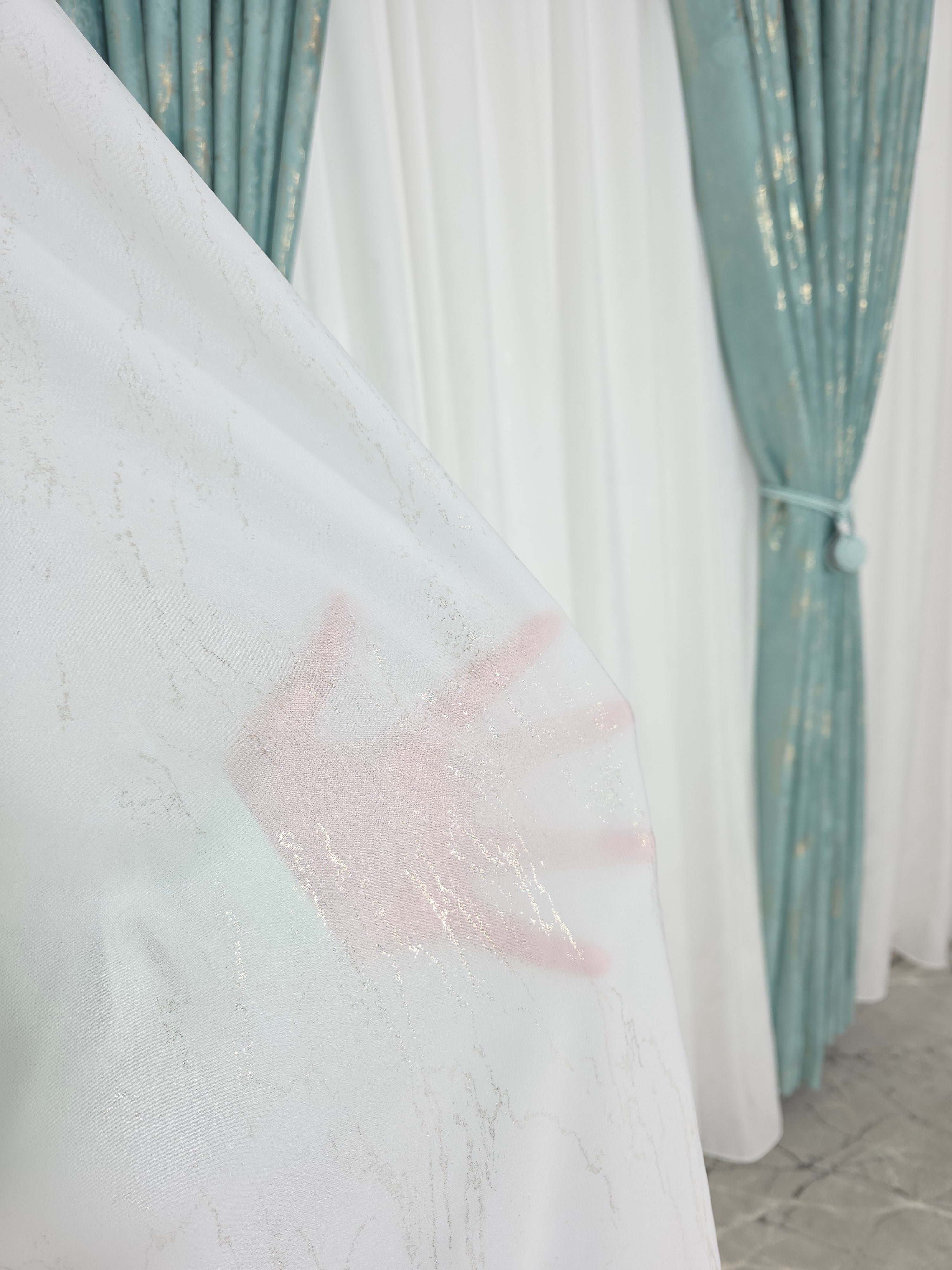 Colectia Venetia: perdea din matase cu insertii aurii varianta 3 si draperie din catifea cu insertii aurii - Verde Menta