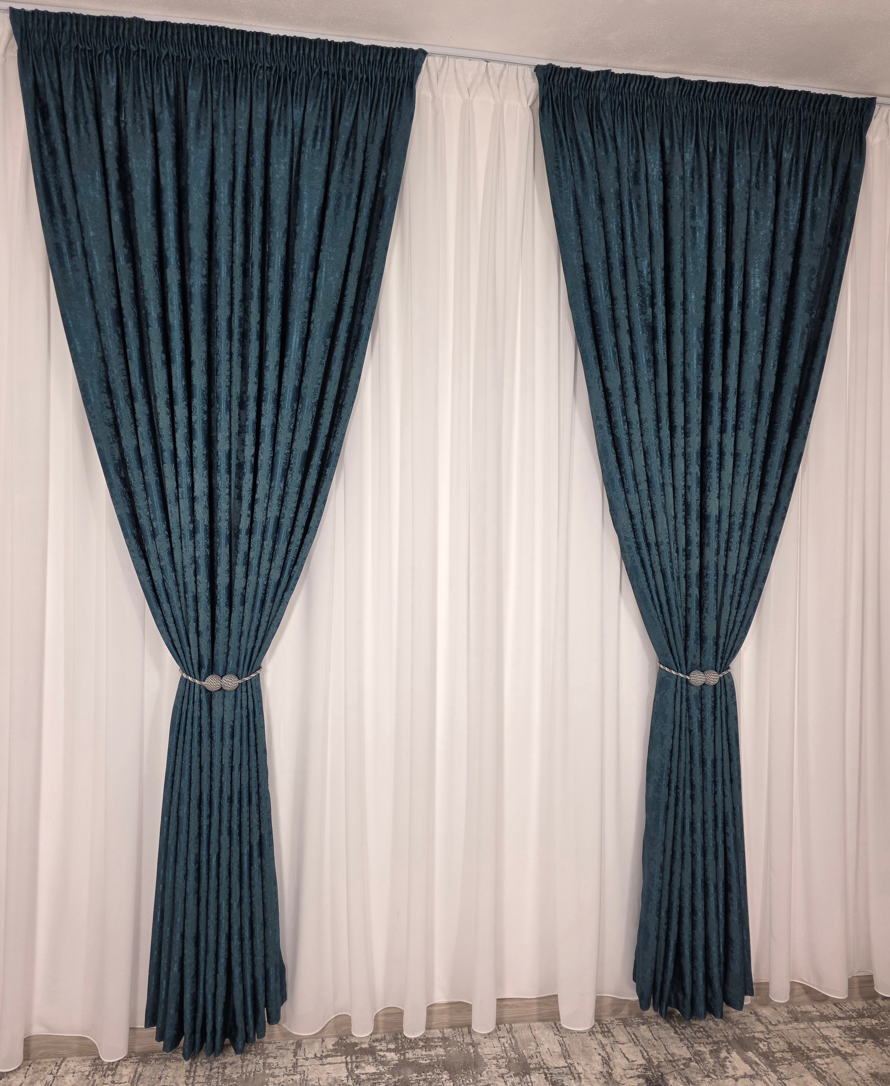 Colectia Decorativa: Perdea Alba Simpla si Draperie Tip Vopsea-Turcoaz Inchis