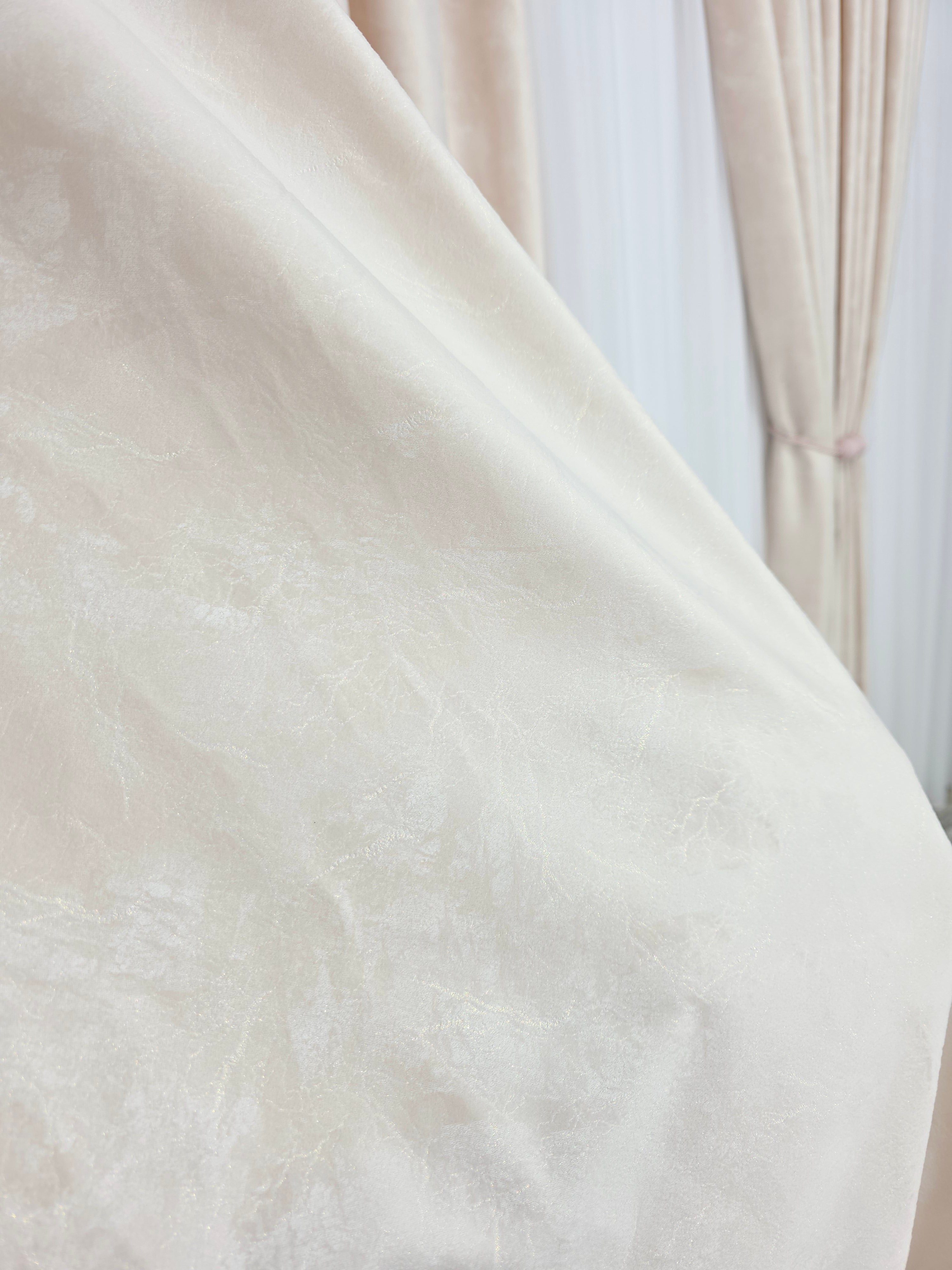 Colectia Santorini: Perdea alba cu sclipici și Draperie Catifea piersicuta tip vopsea pensulata cu insertii aurii