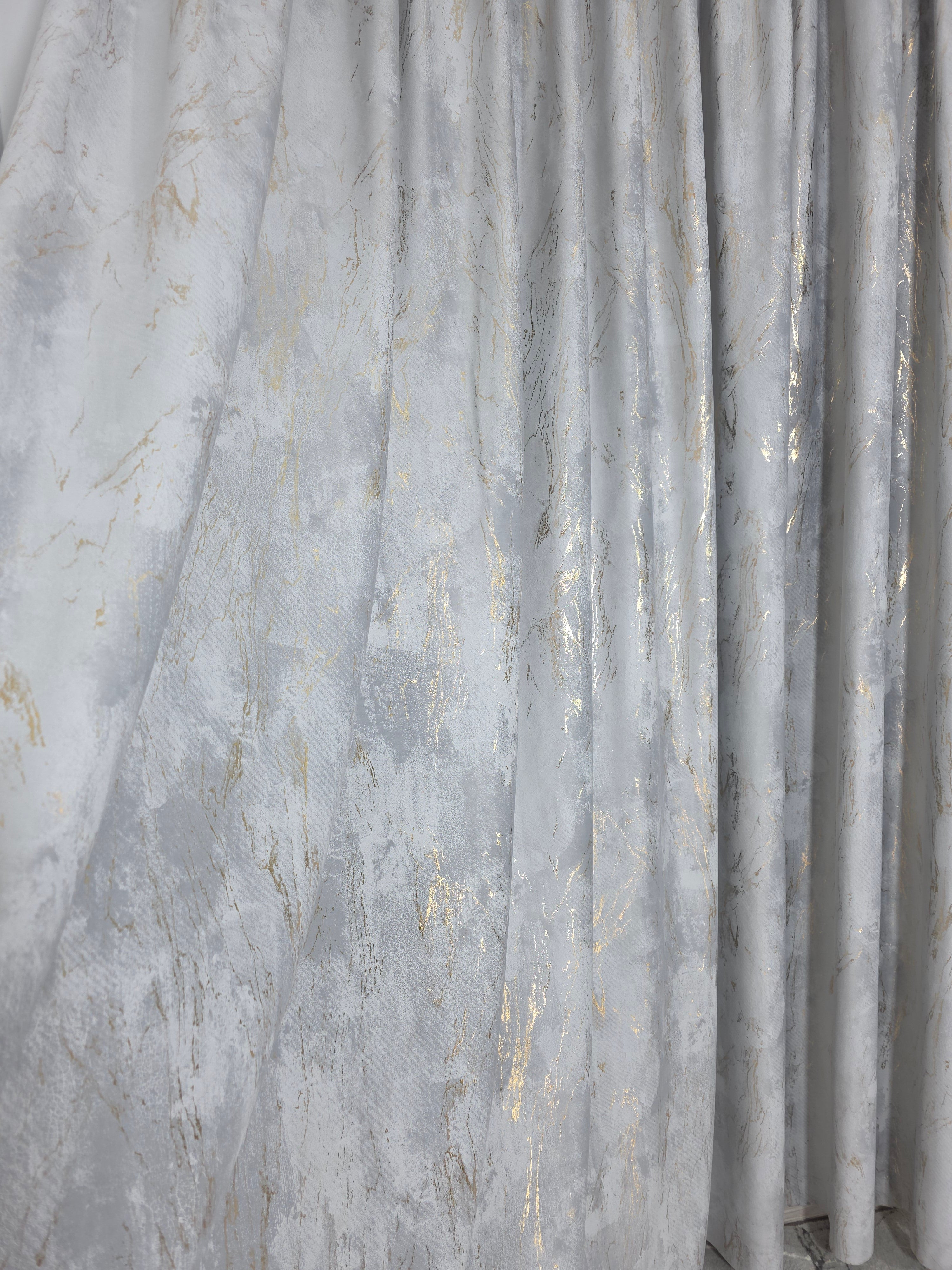 Colectia Venetia: perdea din matase cu insertii aurii varianta 3 si draperie din catifea cu insertii aurii - Gri deschis