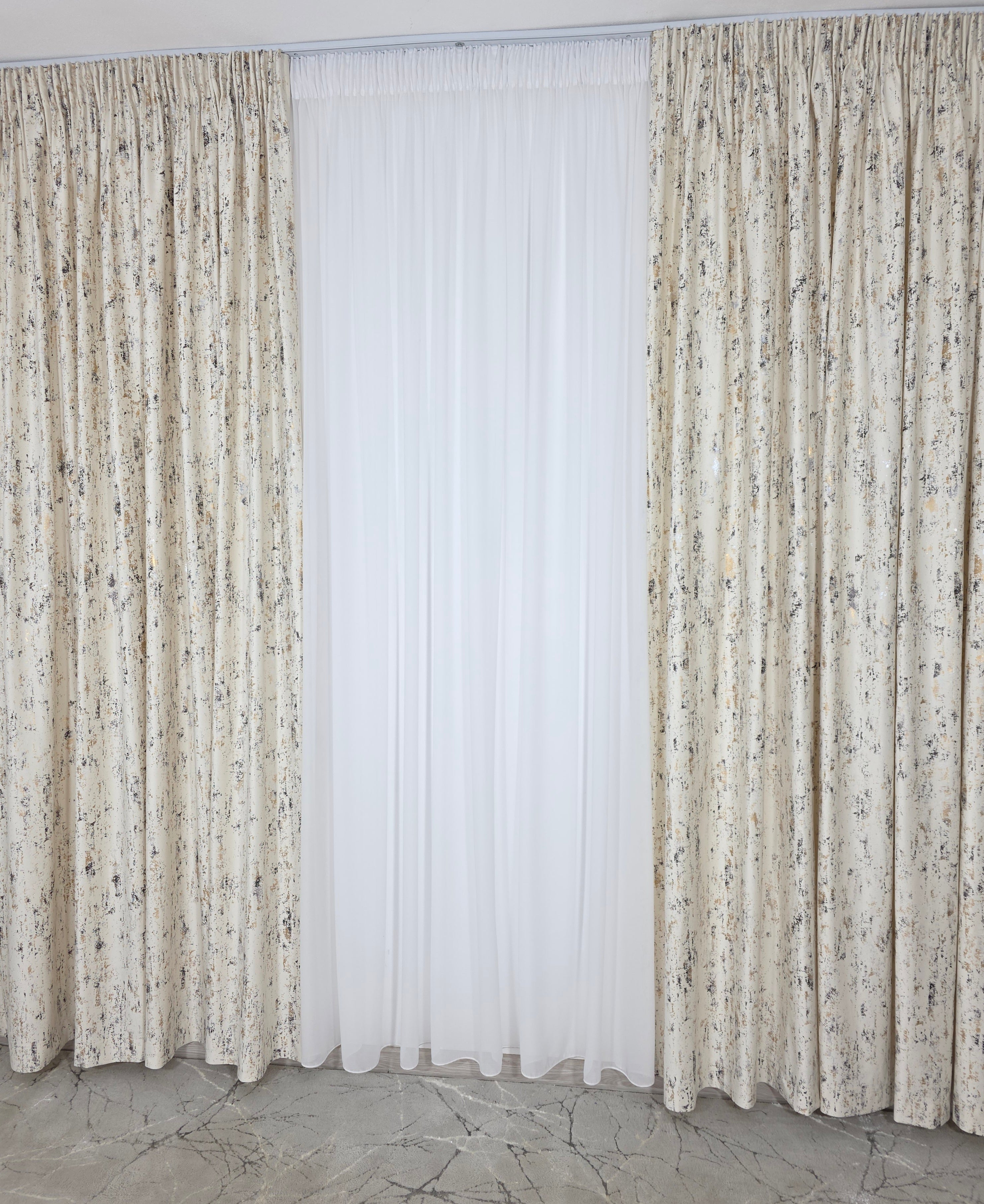 Colectia Elegance: Perdea Voal Premium Si Draperie Catifea Bej Cu Insertii model Golden