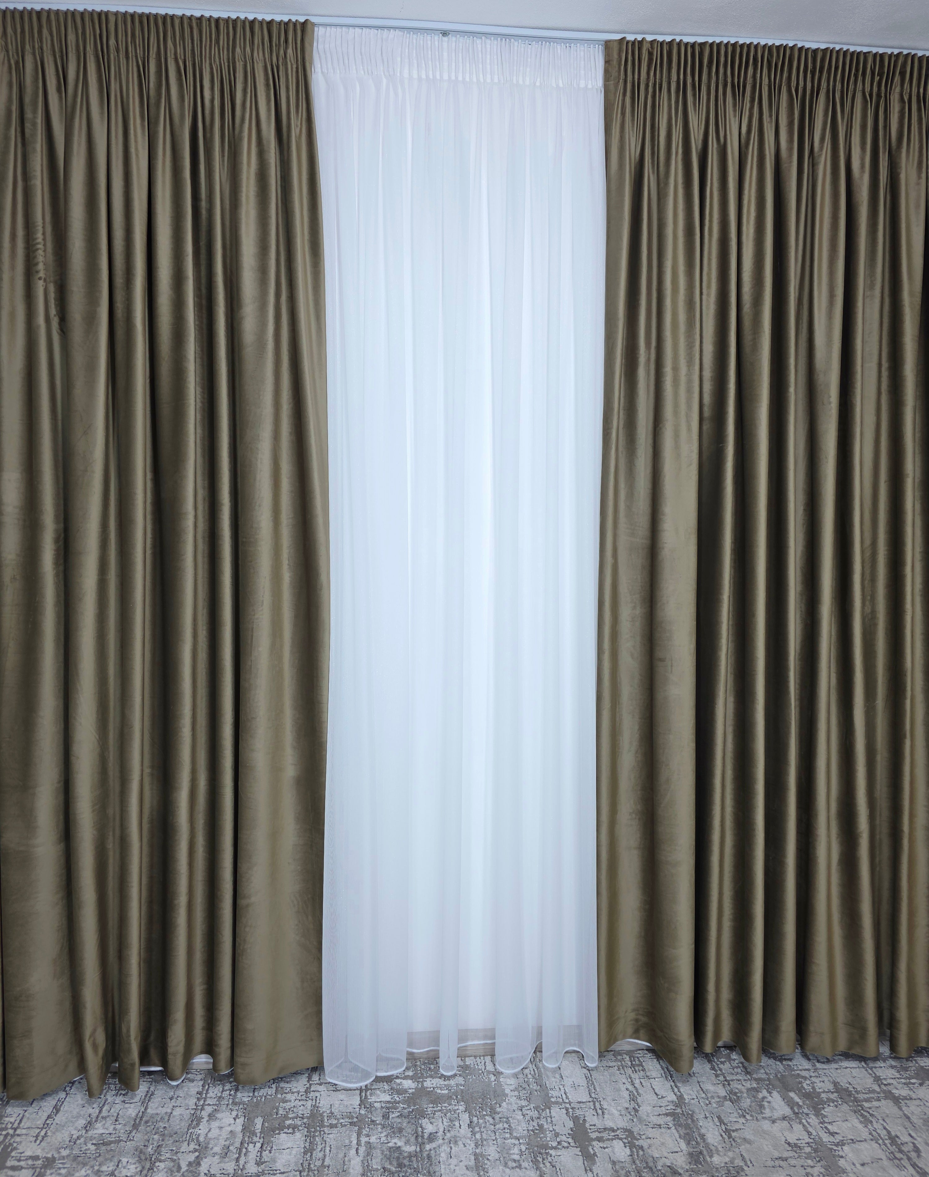 Set Anda: Perdea Alba Cu Sidef Si Draperie Catifea Ciocolata Calda Blackout 90%