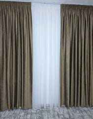 Set Anda – Perdea Alba cu Sidef si Draperie din Catifea Cacao cu Lapte Blackout 90% – Set elegant pentru living si dormitor in nuante alb, crem, bej si maro deschis, confectionat pe comanda