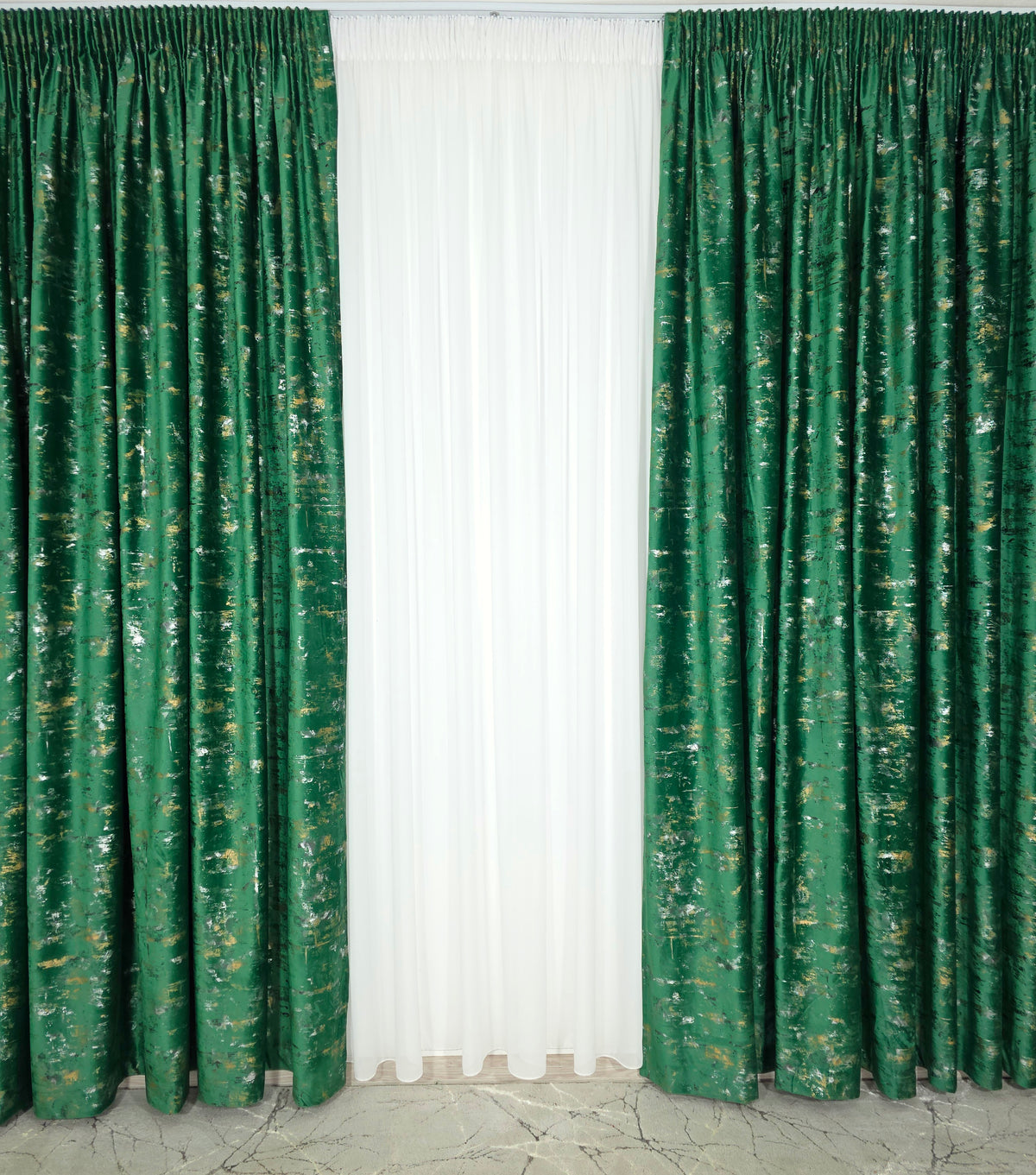 Colectia Elegance – Perdea Voal Premium si Draperie Catifea Verde Smarald cu Insertii Model Golden – Ideal pentru Livinguri Elegante cu Canapele Crem, Mobilier Maro si Accente Aurii – Confectionat pe Comanda