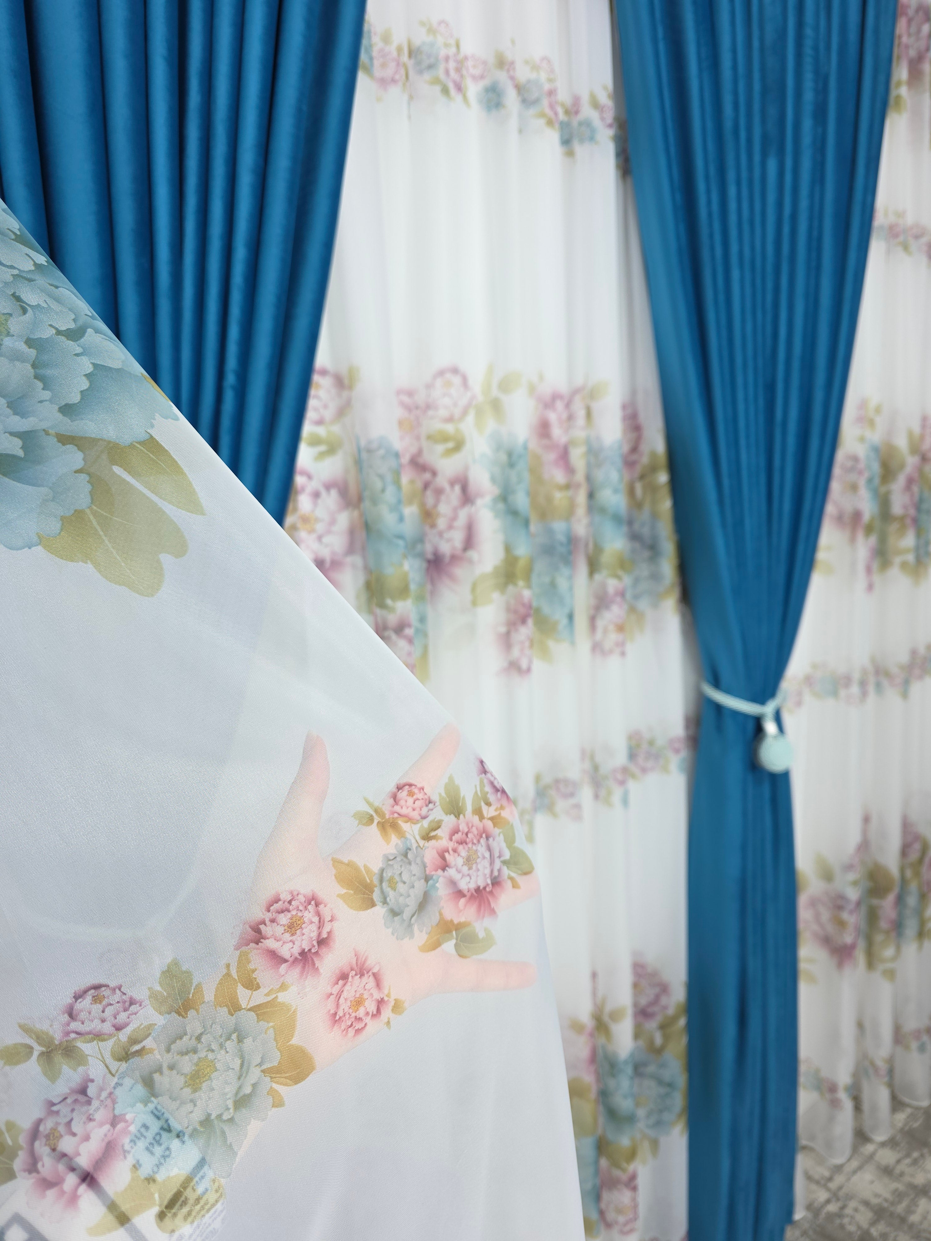 Set Grădină în Azur: Perdea Din Voal Cu Model Floral Si Draperie Catifea Turcoaz