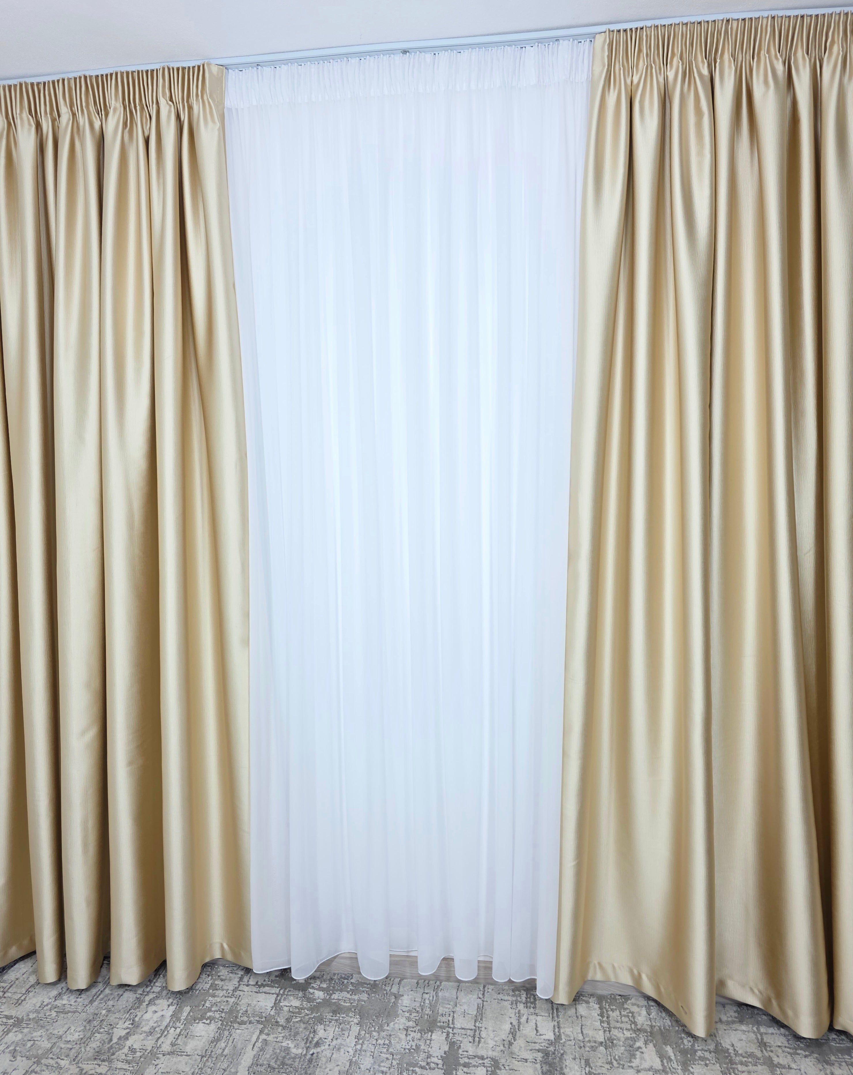 Colecția Noapte-Zi: Perdea voal alb premium si Draperie Paris blackout 100% opacă pe culoarea crem-auriu