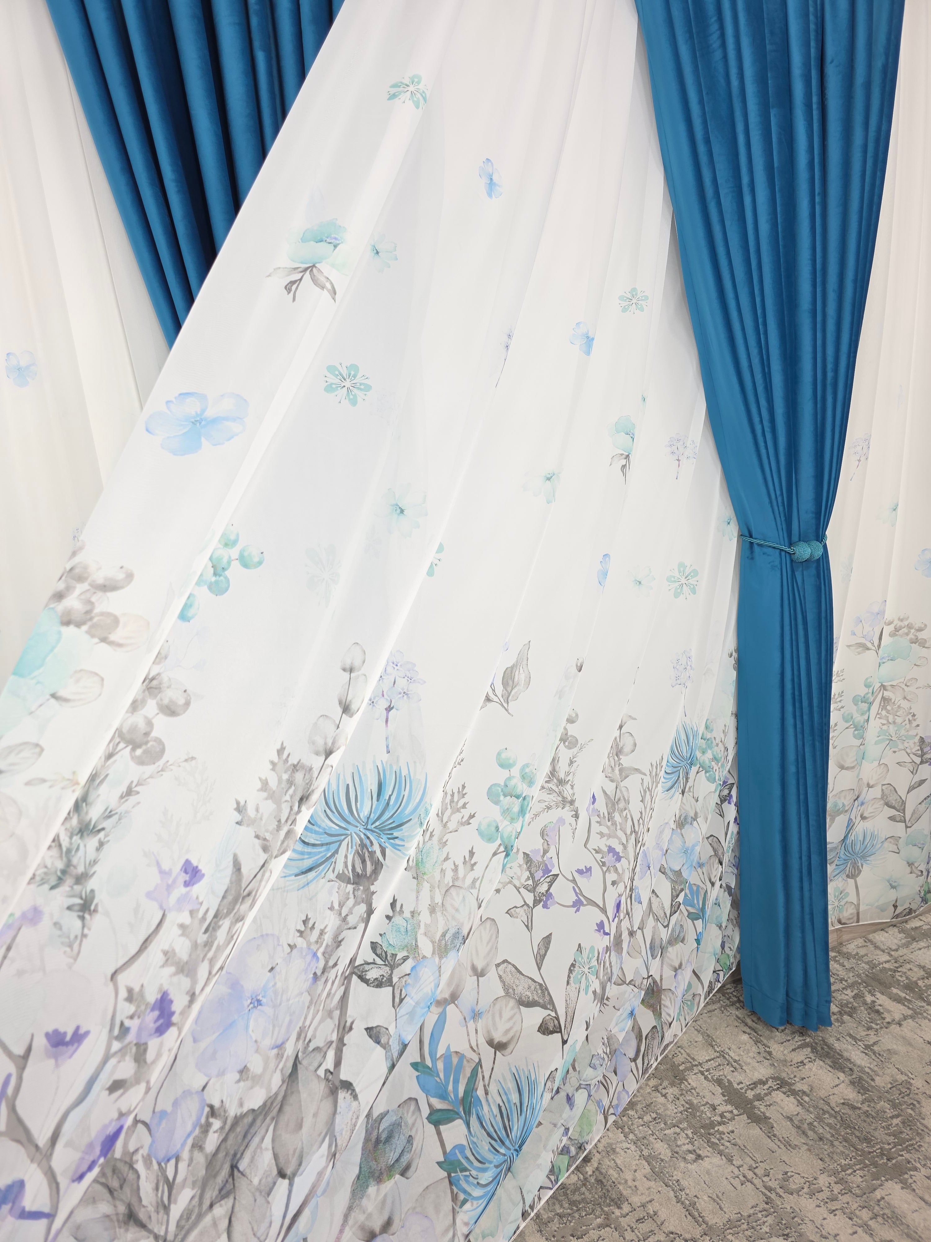 Set Laguna de Safir: Perdea Din Voal Cu Model Floral Si Draperie Catifea Turcoaz Azur