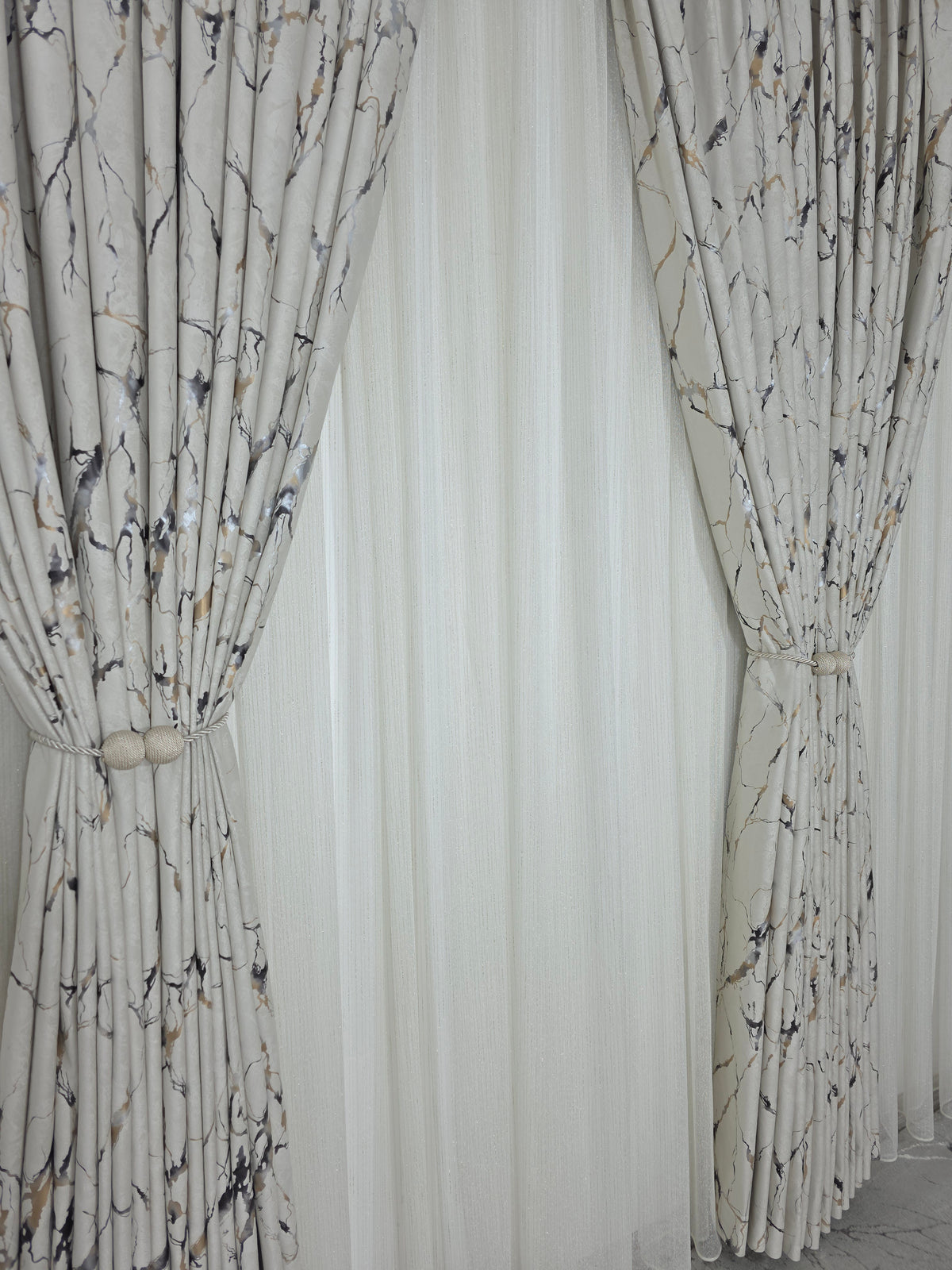 Colectia Majestic: Perdea Crem Din Borangic Cu Sidef Auriu Si Draperie Catifea Bej Cu Insertii