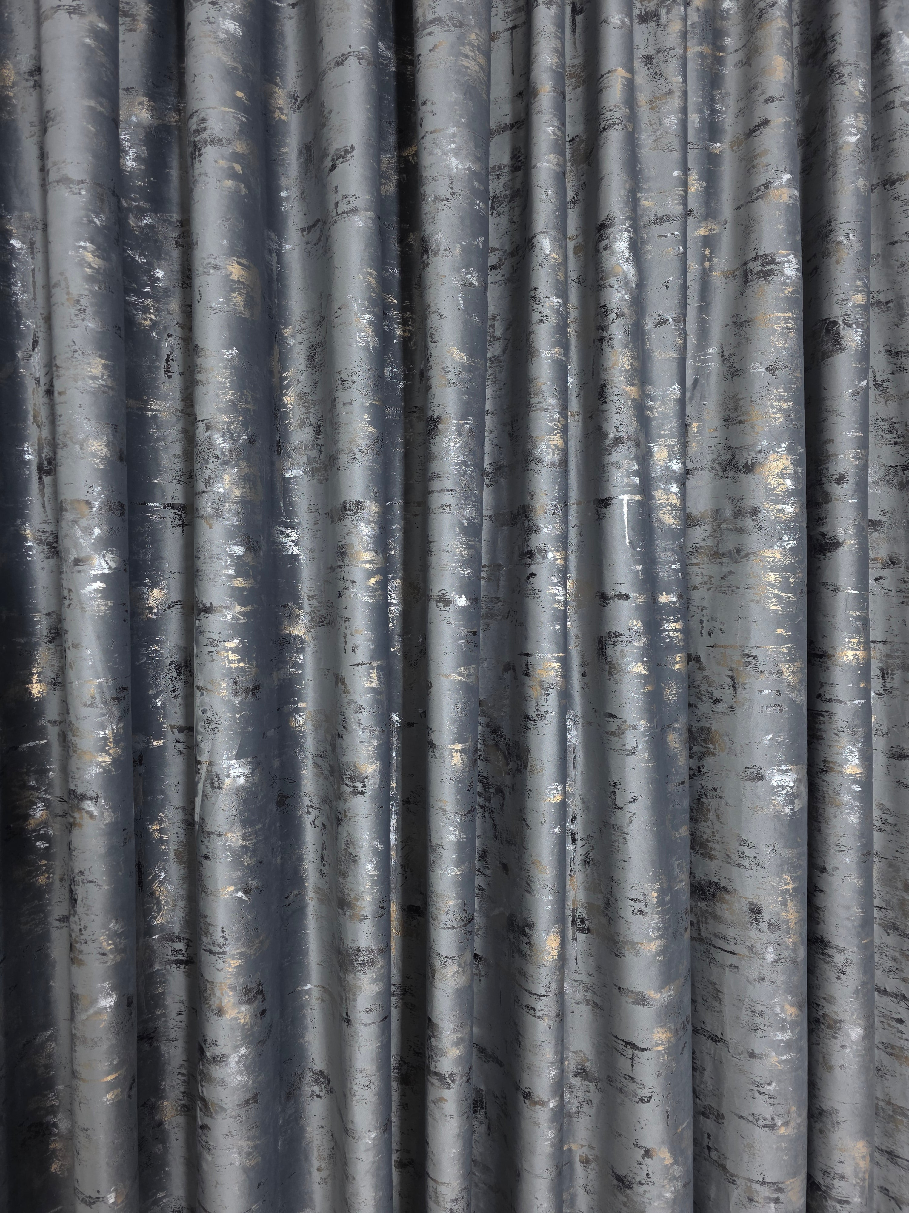 Colectia Elegance: Perdea Voal Premium Si Draperie Catifea Gri Inchis Cu Insertii model Golden