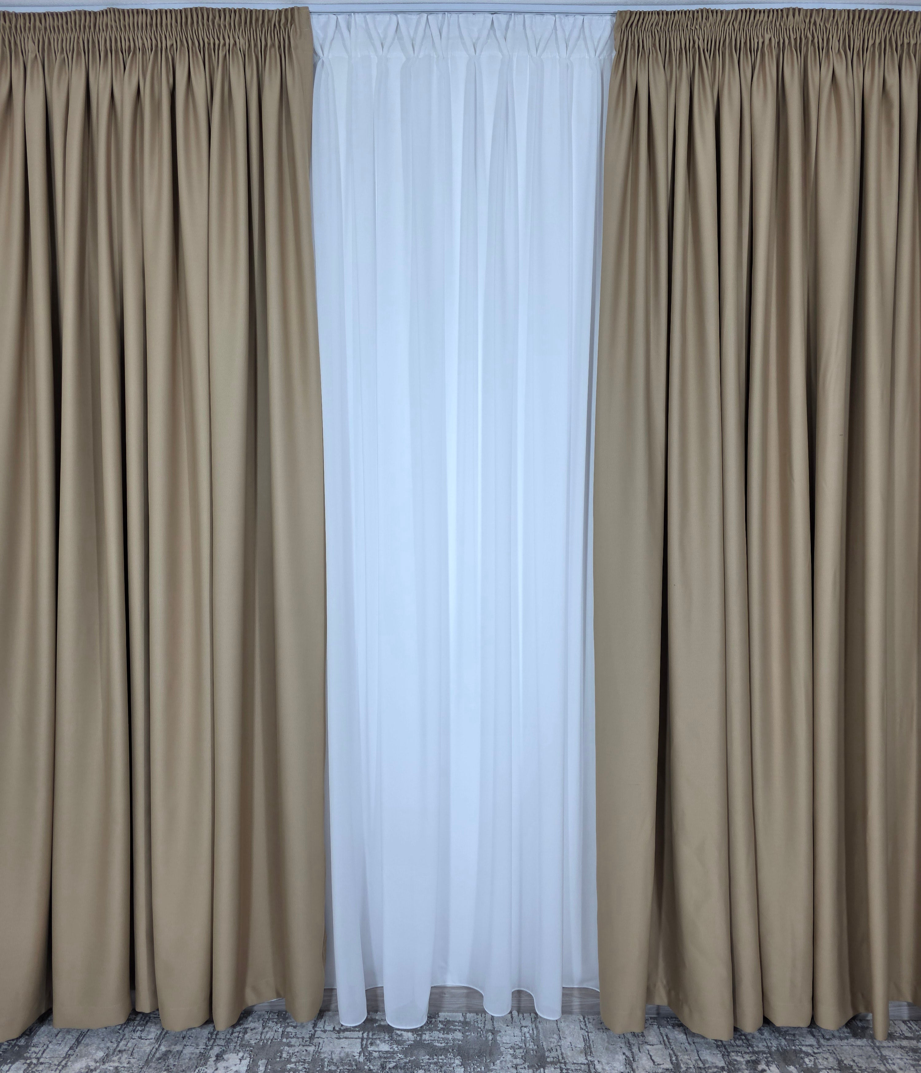 Colectia Blackout: Perdea Matase Alba Si Draperie Capucino Blackout 80%