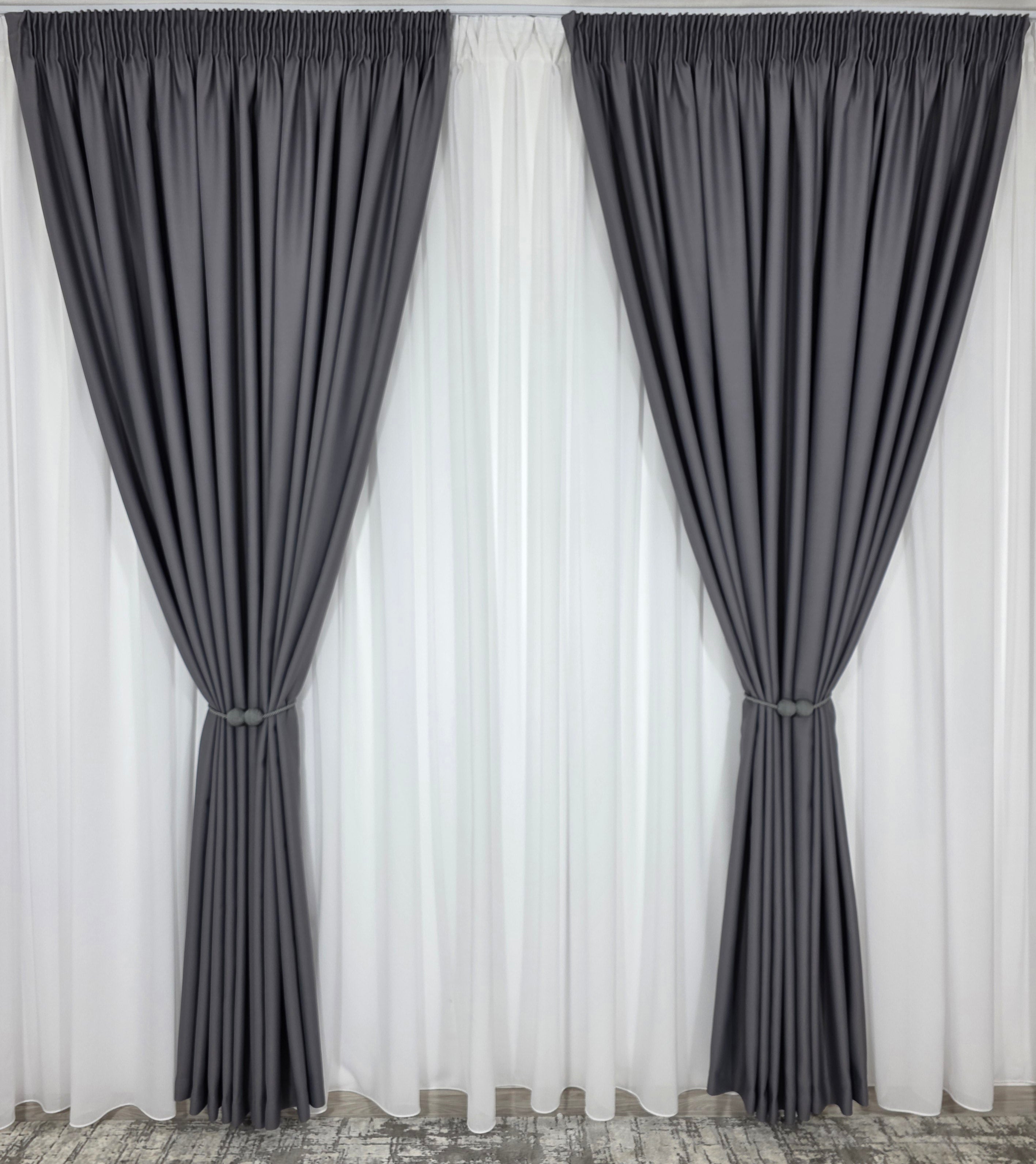 Colectia Blackout: Perdea Matase Alba Si Draperie Gri Inchis Blackout 98%