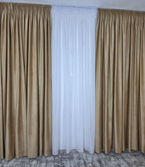 Set Alina: perdea in cristal alb cu forme geometrice si draperie catifea miere