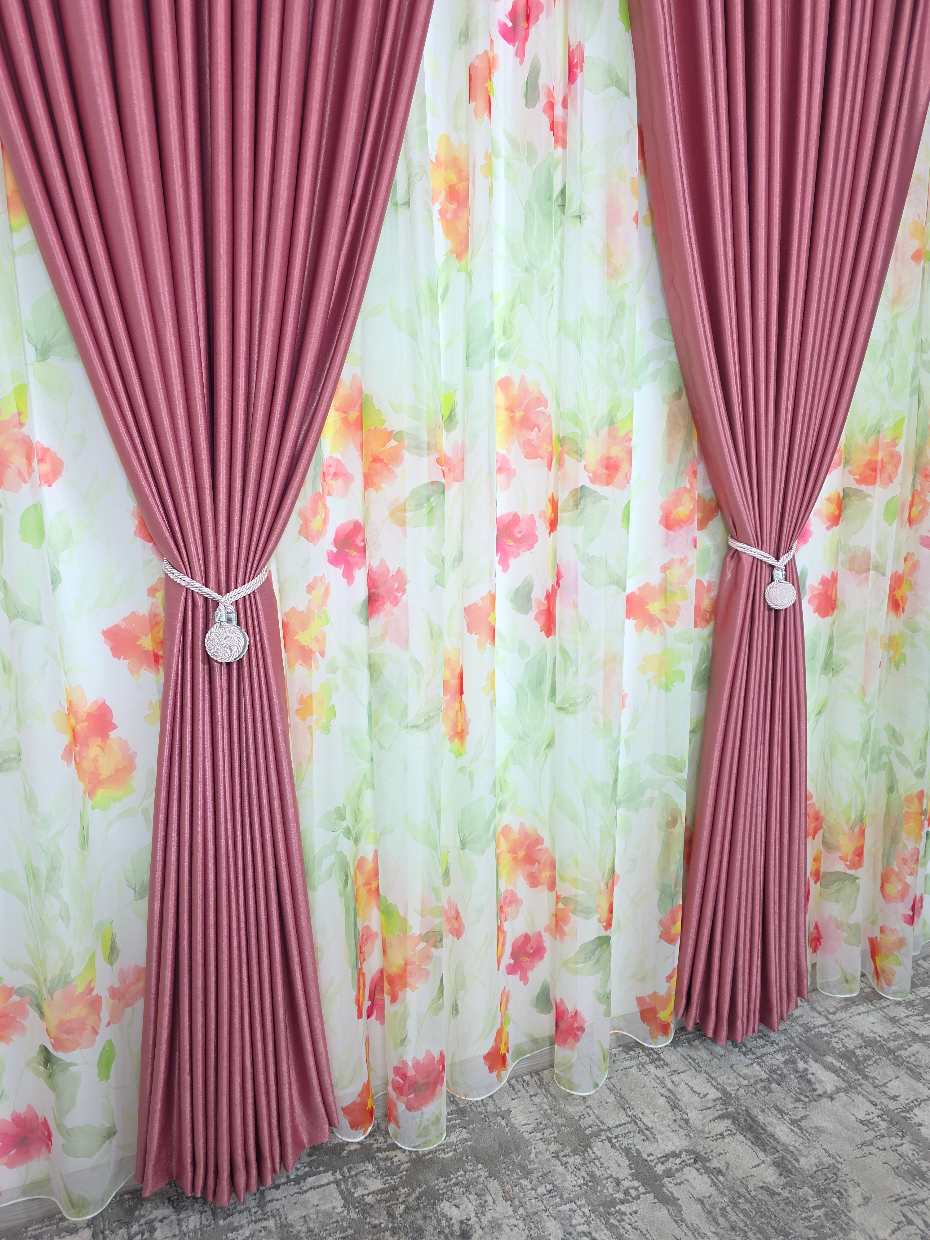 Set Petal Roz: Perdea Din Voal Cu Model Floral Si Draperie Soft Roz Semi-Opaca