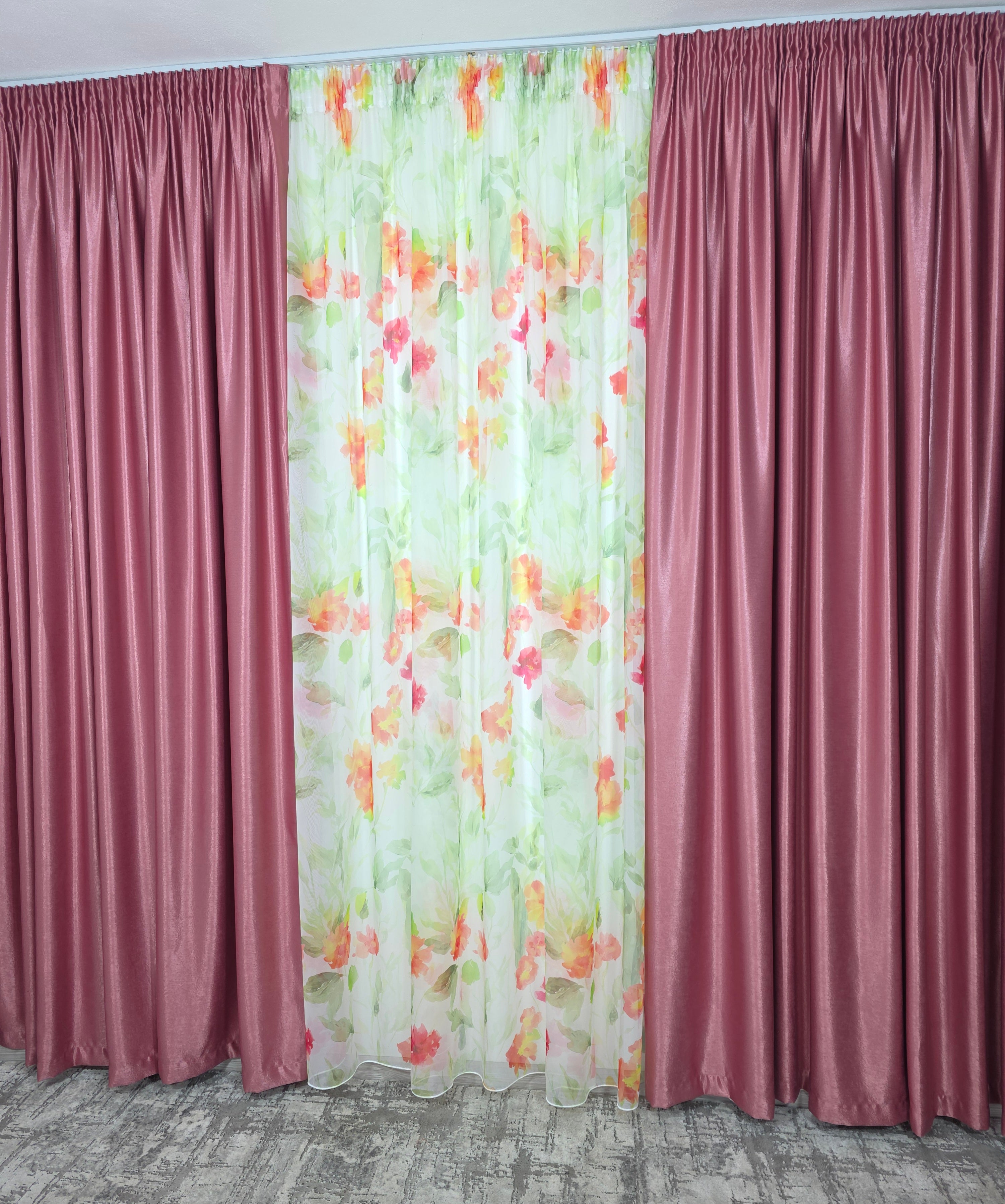 Set Petal Roz: Perdea Din Voal Cu Model Floral Si Draperie Soft Roz Semi-Opaca