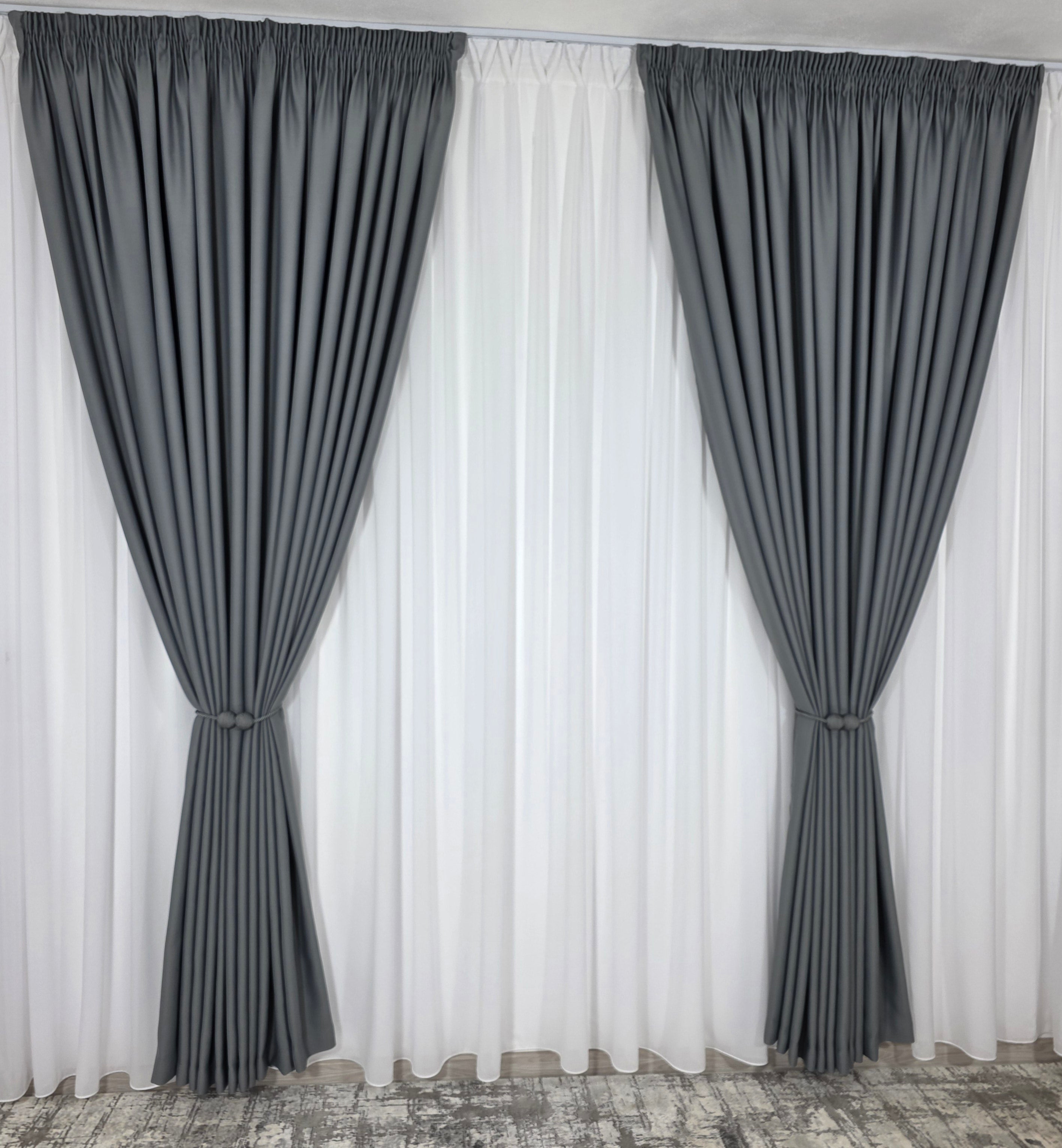Colectia Blackout: Perdea Matase Alba Si Draperie Gri Mediu Blackout 98%