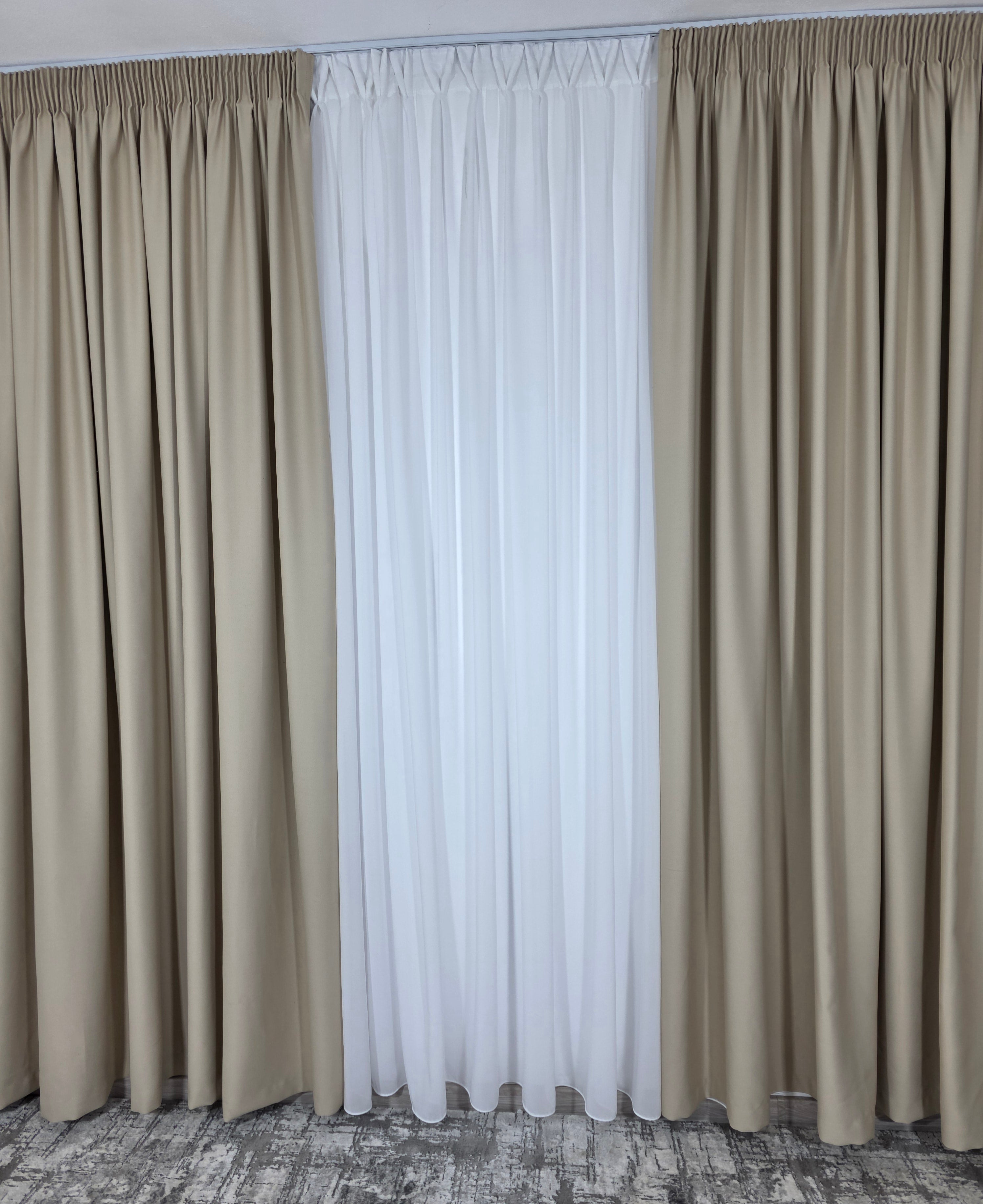 Colectia Blackout: Perdea Din Matase Alba Si Draperie Crem Blackout 80%