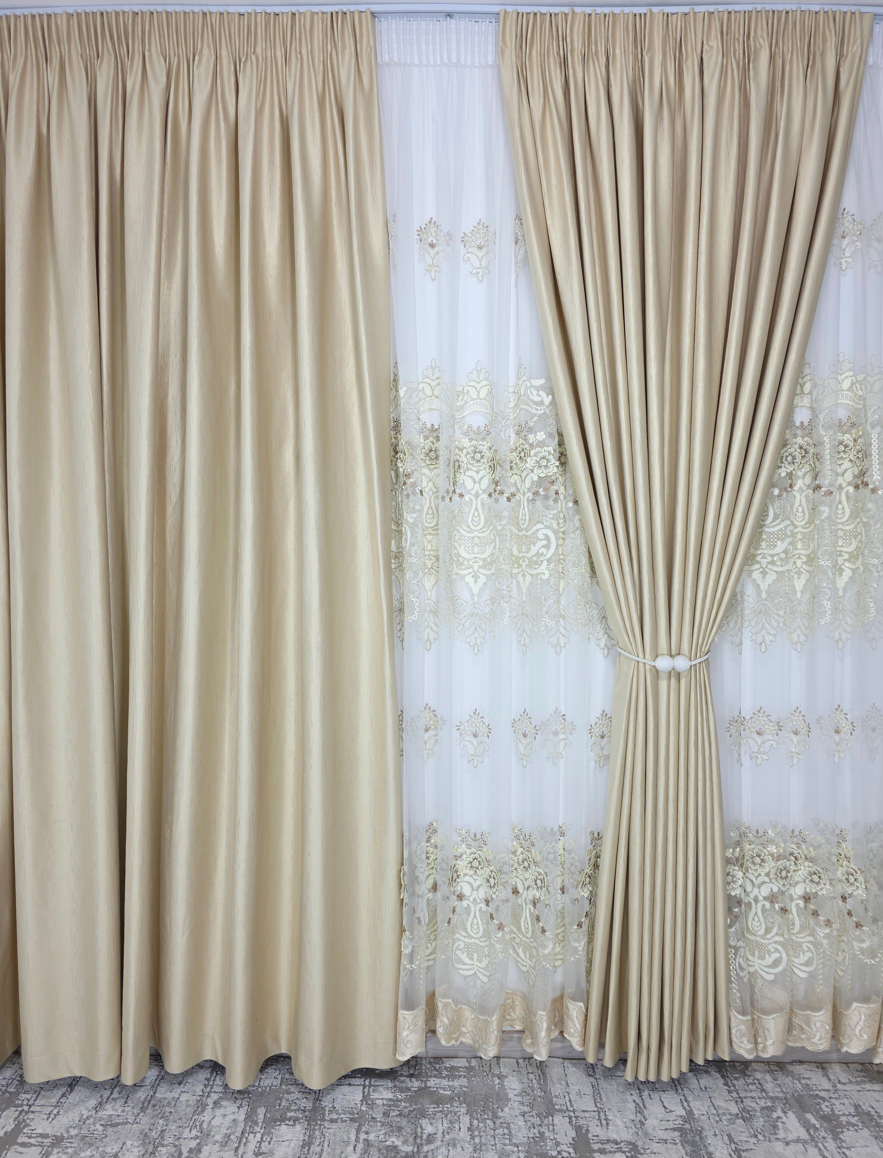 Set Luminita: Perdea Lux Cu Broderie 3d Crem Si Draperie Rolex Din Catifea Crem Auriu Cu Sclipici Auriu