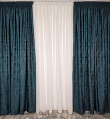 Colectia Decorativa – Perdea Voal Alba Simpla si Draperie Tip Vopsea Decorativa Turcoaz Inchis – ideal pentru livinguri cu canapele crem, gri deschis sau bej si accente turcoaz, mobilier alb sau lemn natur, confectionat pe comanda