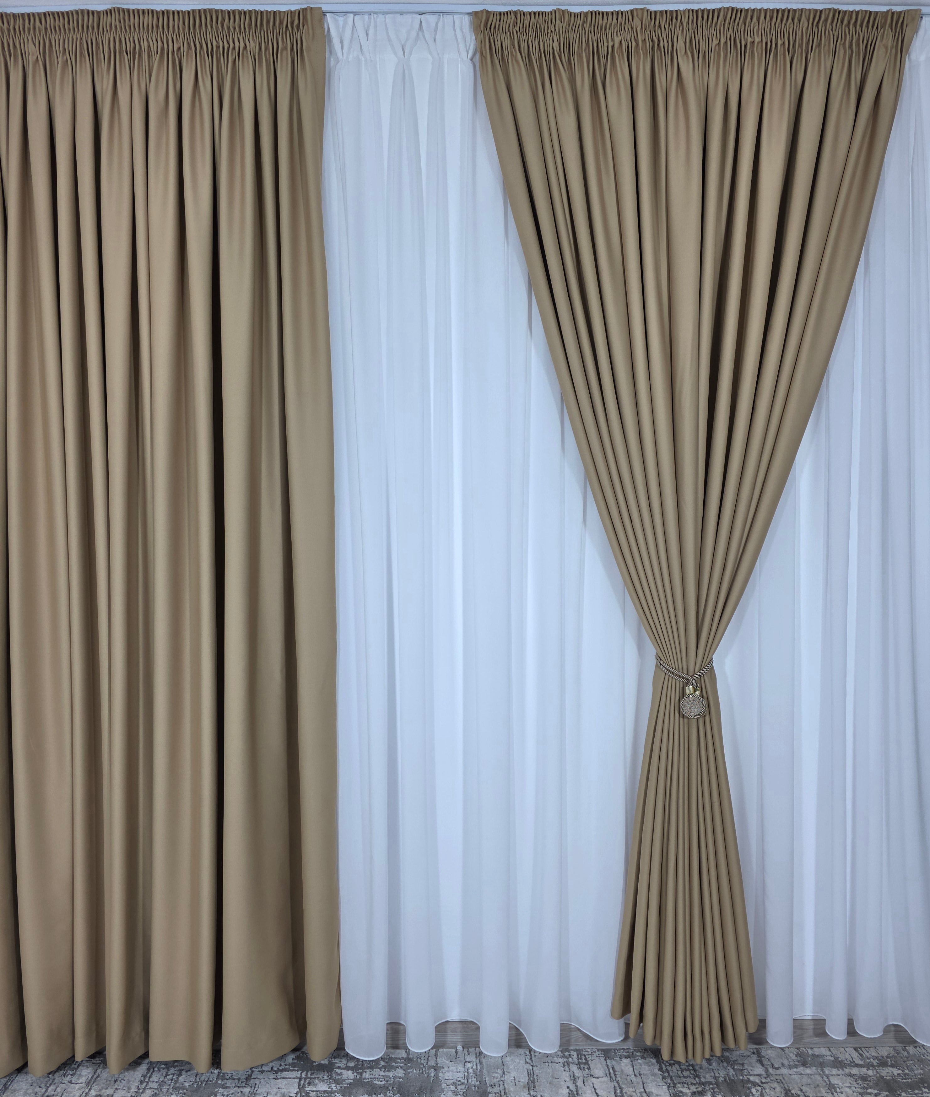 Colectia Blackout: Perdea Matase Alba Si Draperie Capucino Blackout 80%
