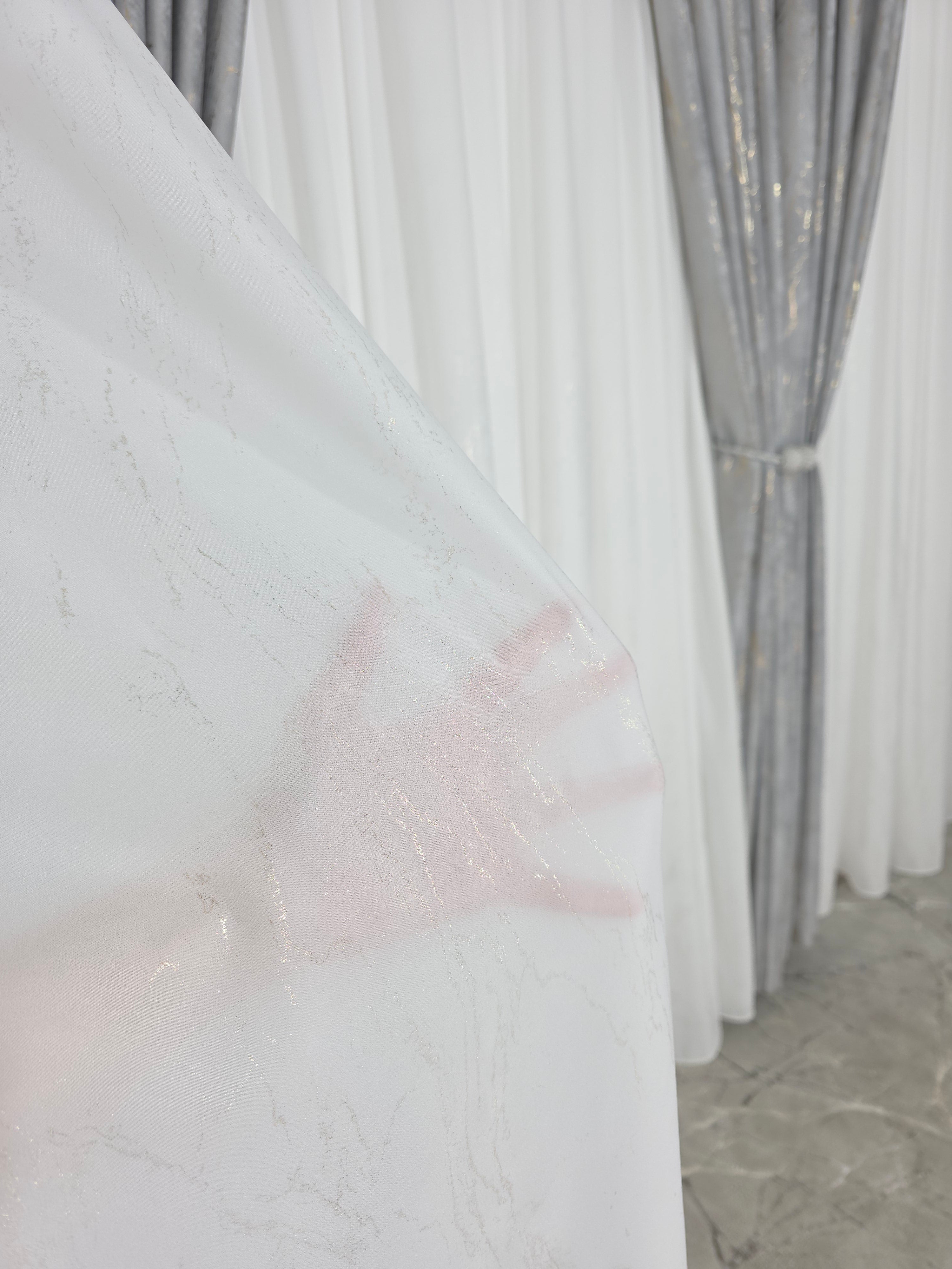 Colectia Venetia: perdea din matase cu insertii aurii varianta 3 si draperie din catifea cu insertii aurii - Gri deschis