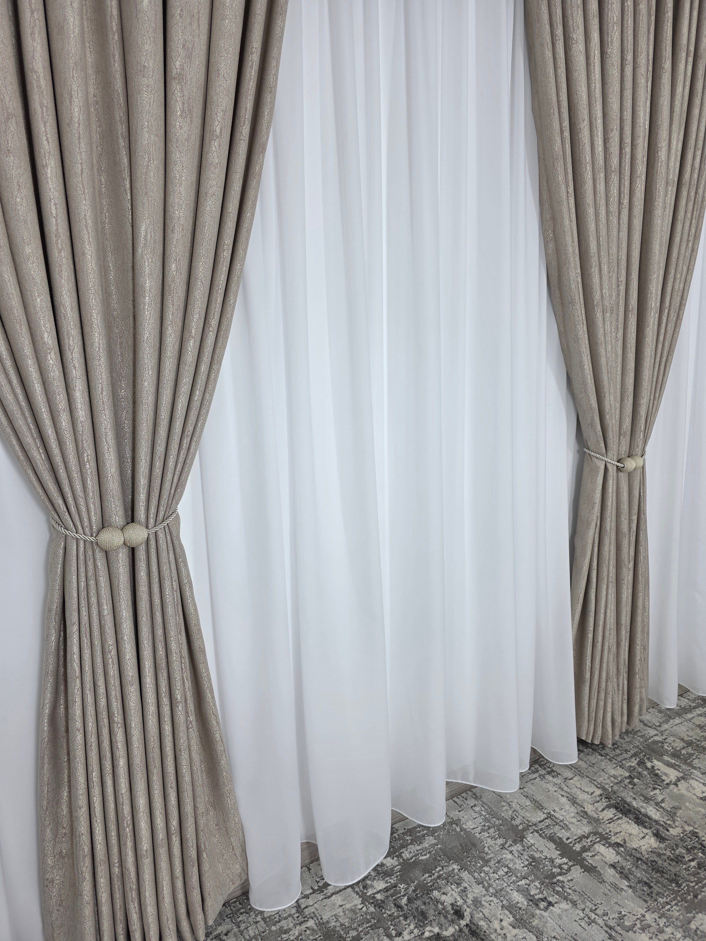 Colectia Lucy: perdea alba simpla voal si draperie bej cu model de vopsea decorativa