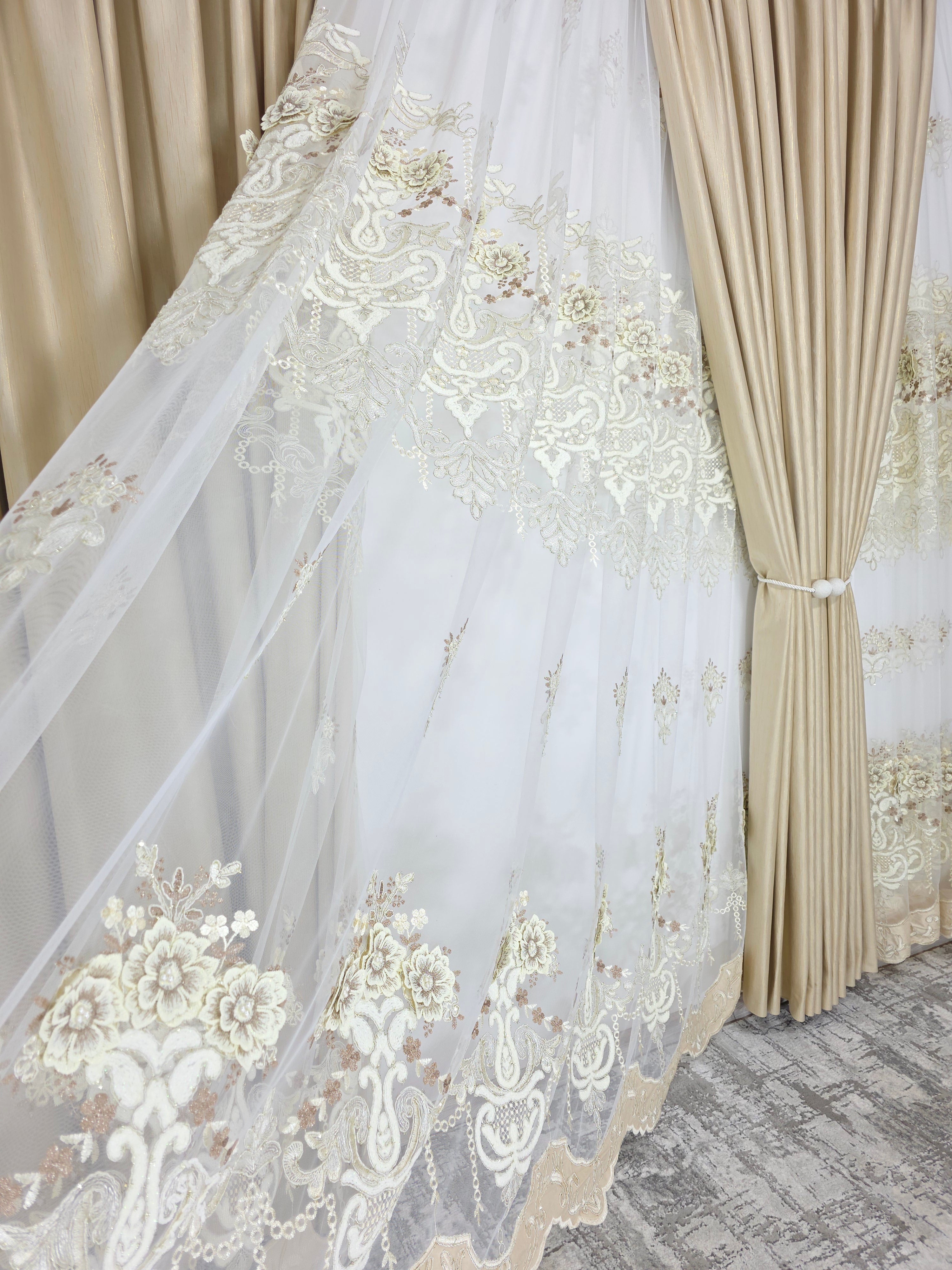 Set Luminita: Perdea Lux Cu Broderie 3d Crem Si Draperie Rolex Din Catifea Crem Auriu Cu Sclipici Auriu
