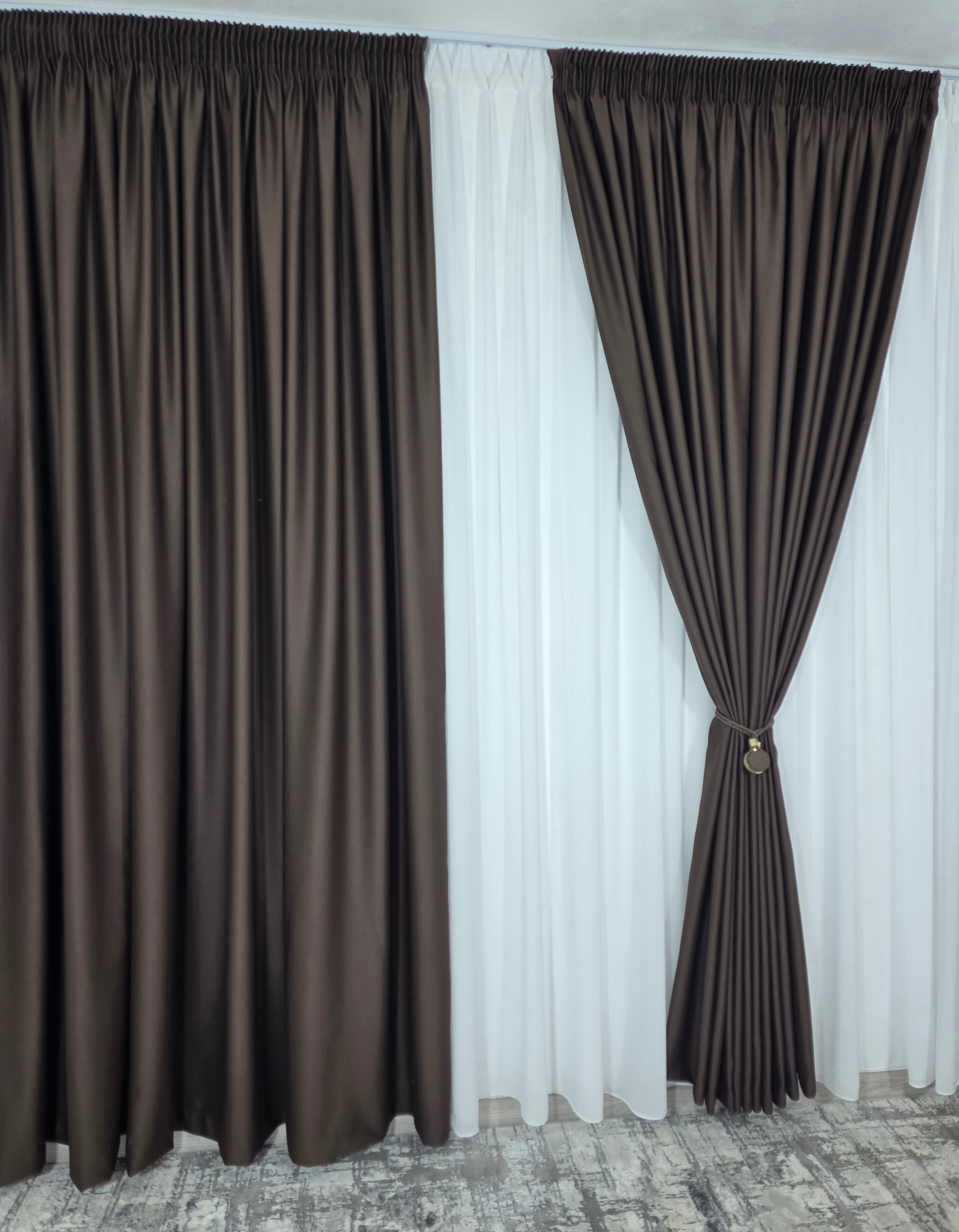 Colectia Blackout: Perdea Matase Alba Si Draperie Maro Blackout 98%