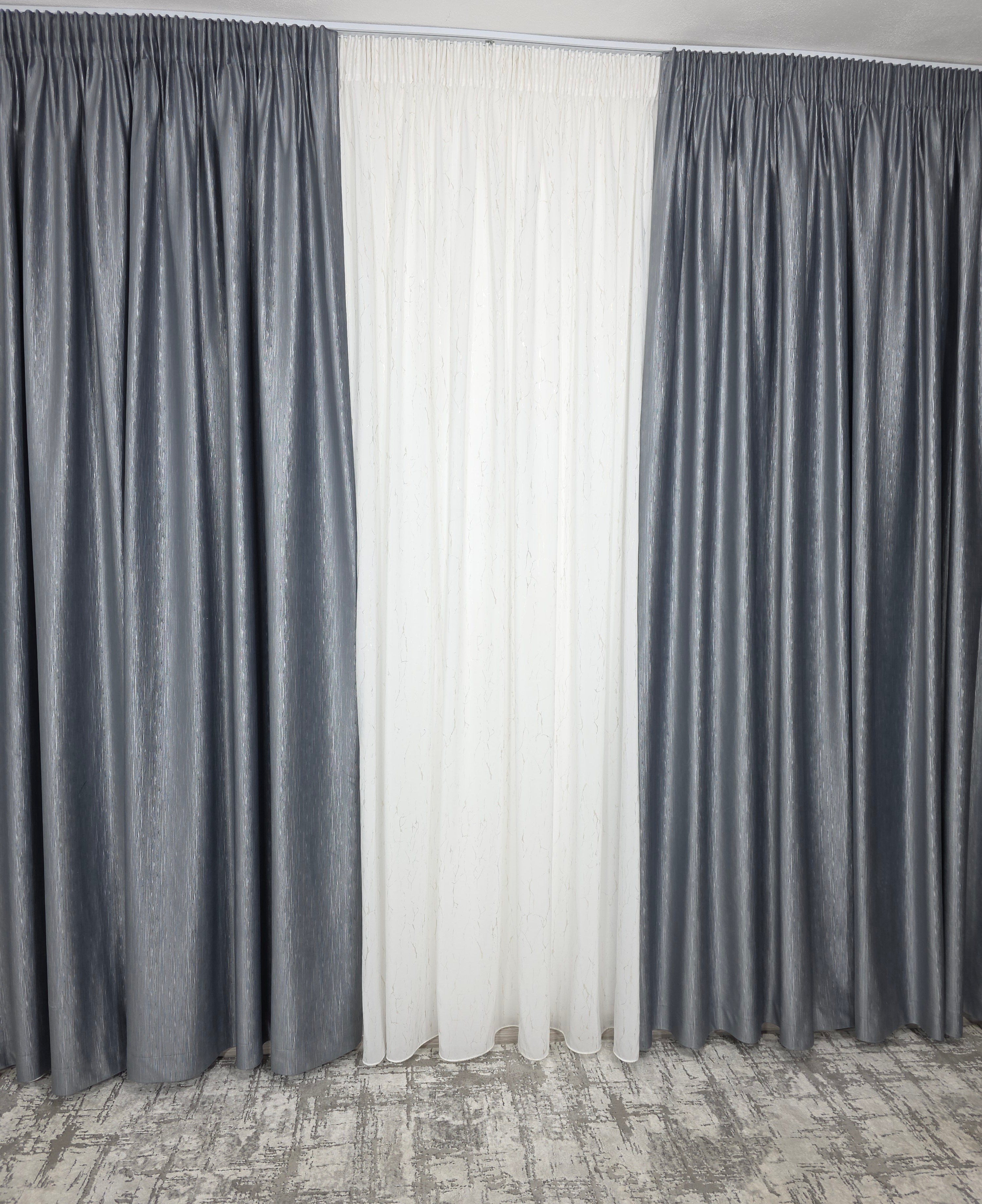 Colectia Valencia: Perdea Alba Din Matase Cu Insertii Aurii Varianta 1 Si Draperie Rolex Catifea Gri Cu Sclipici Auriu