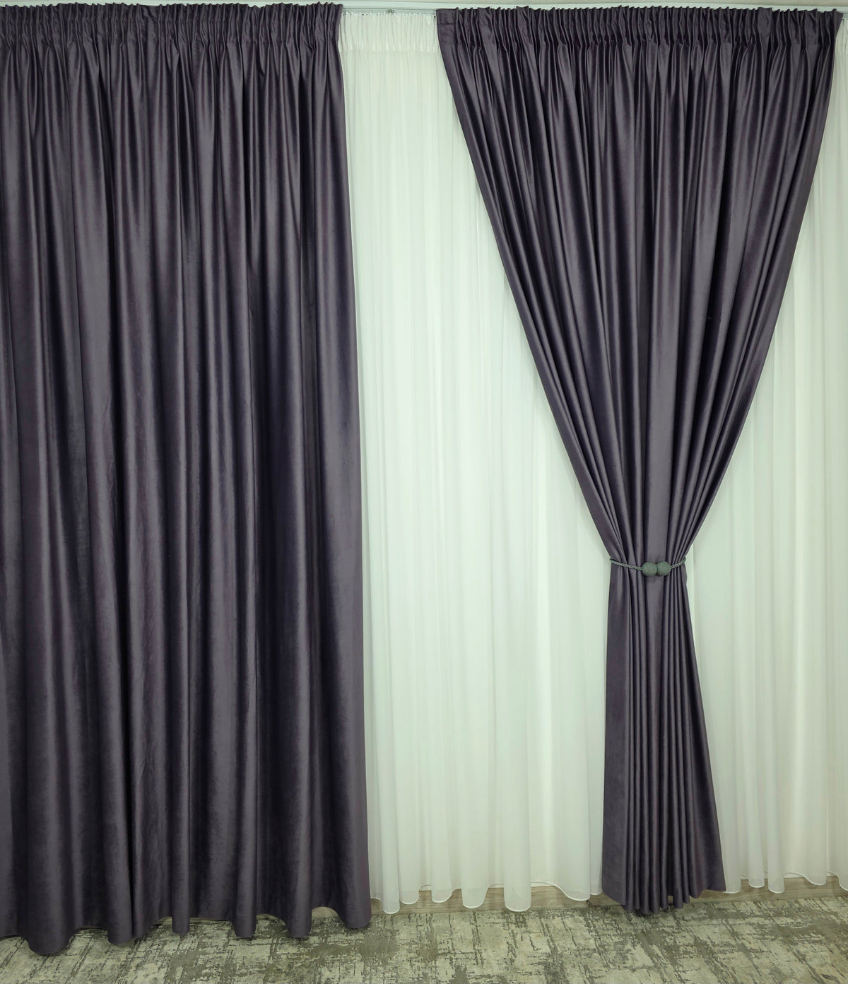 Set Barni – Perdea Voal Ivoire Premium si Draperie Catifea Mov – Ideal pentru Livinguri Elegante cu Canapele Crem, Mobilier Alb sau Gri si Accente Mov sau Aurii – Confectionat pe Comanda