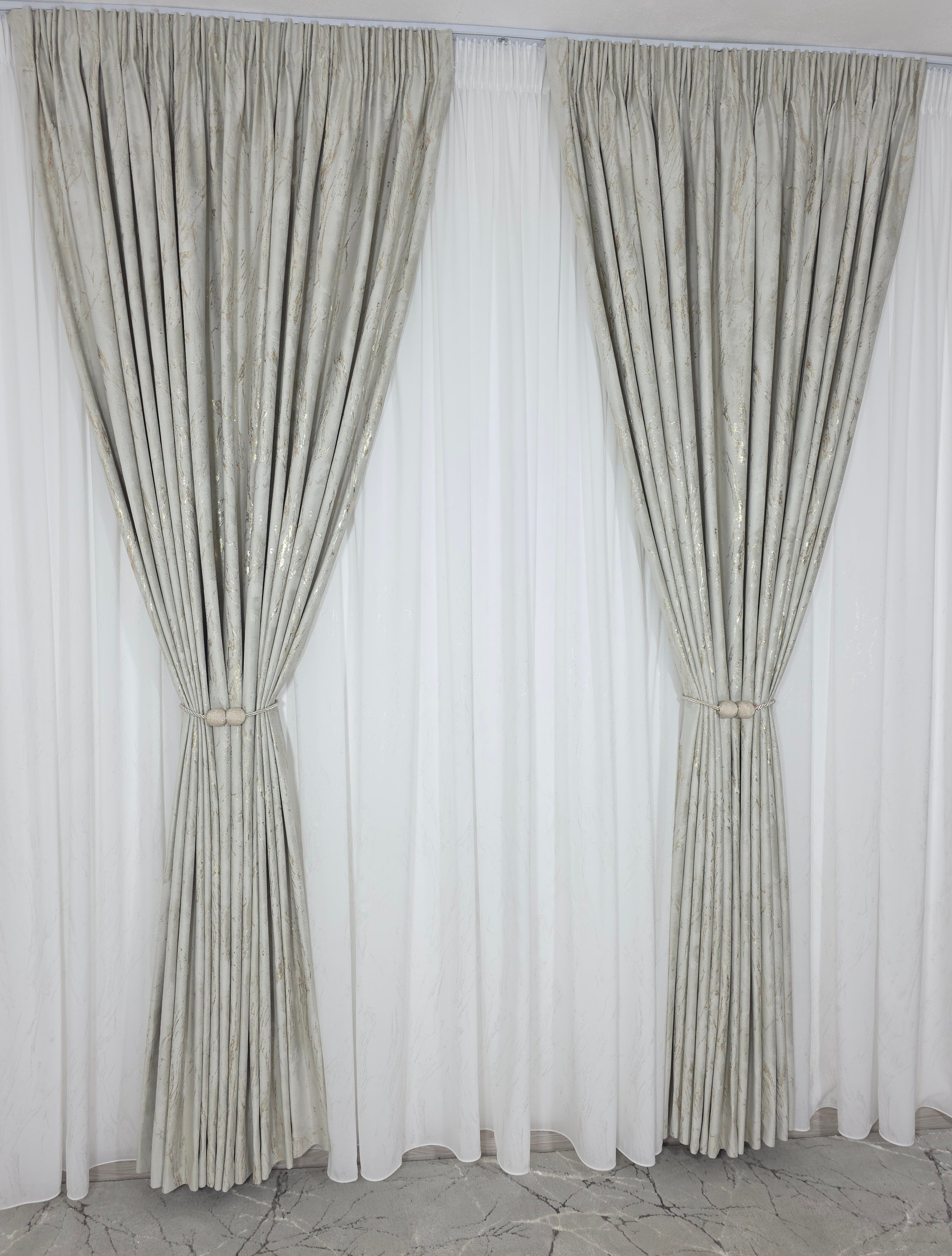 Colectia Venetia: perdea din matase cu insertii aurii varianta 3 si draperie din catifea cu insertii aurii - Ivoire