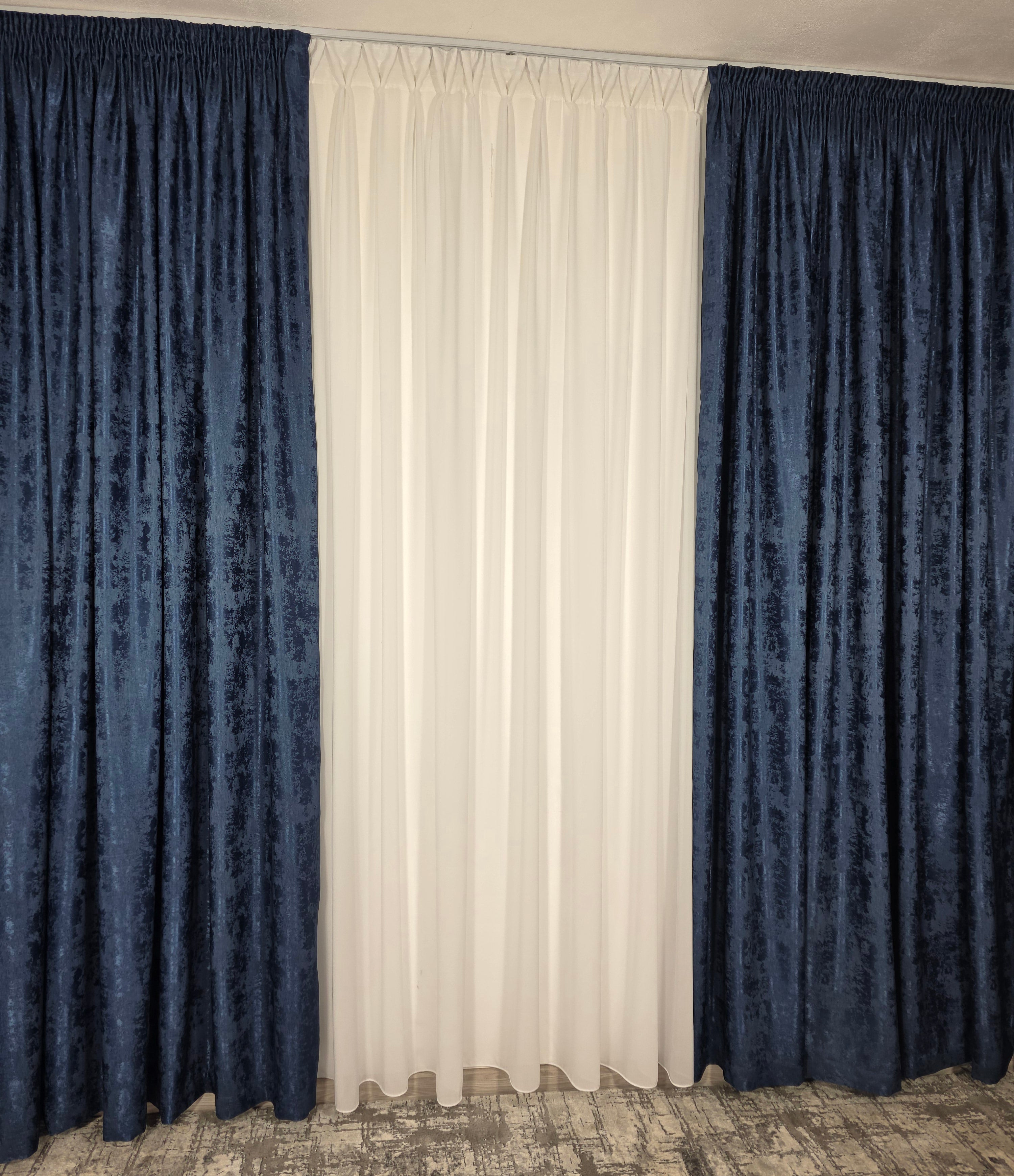 Colectia Decorativa: Perdea Ivoire Simpla si Draperie Tip Vopsea-Albastru Inchis