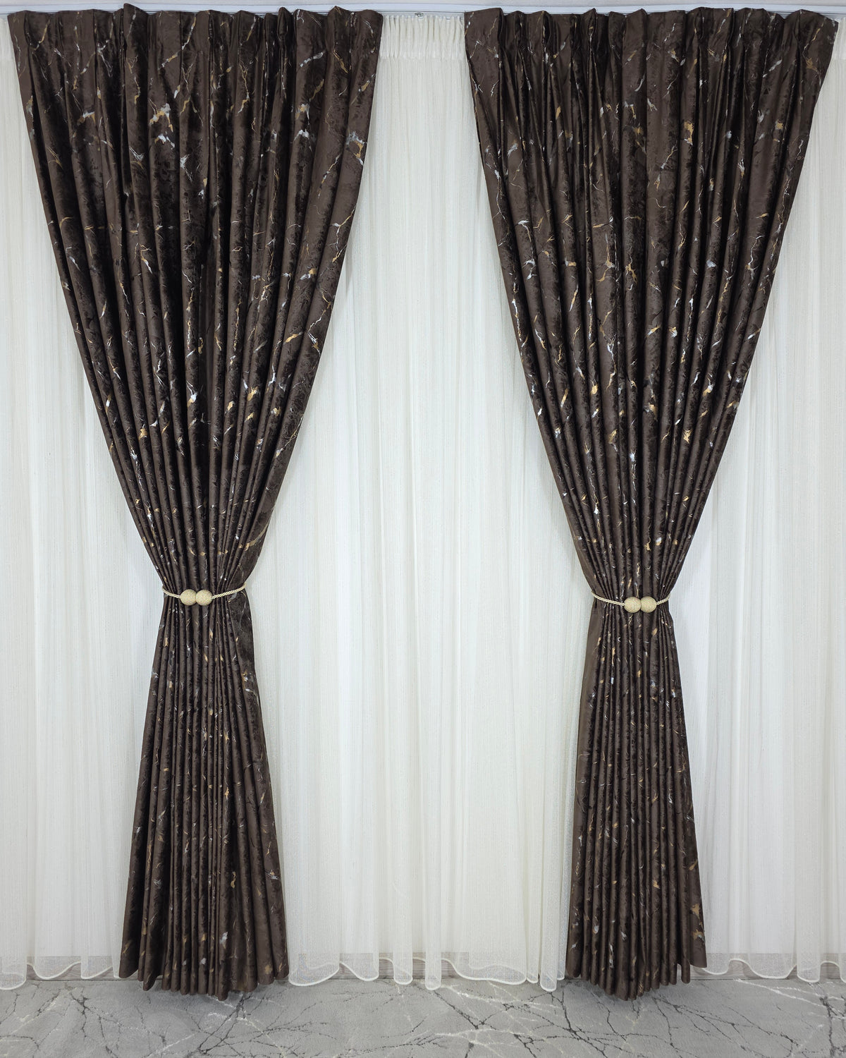 Colectia Majestic: Perdea Crem Din Borangic Cu Sidef Auriu Si Draperie Catifea Maro Cu Insertii