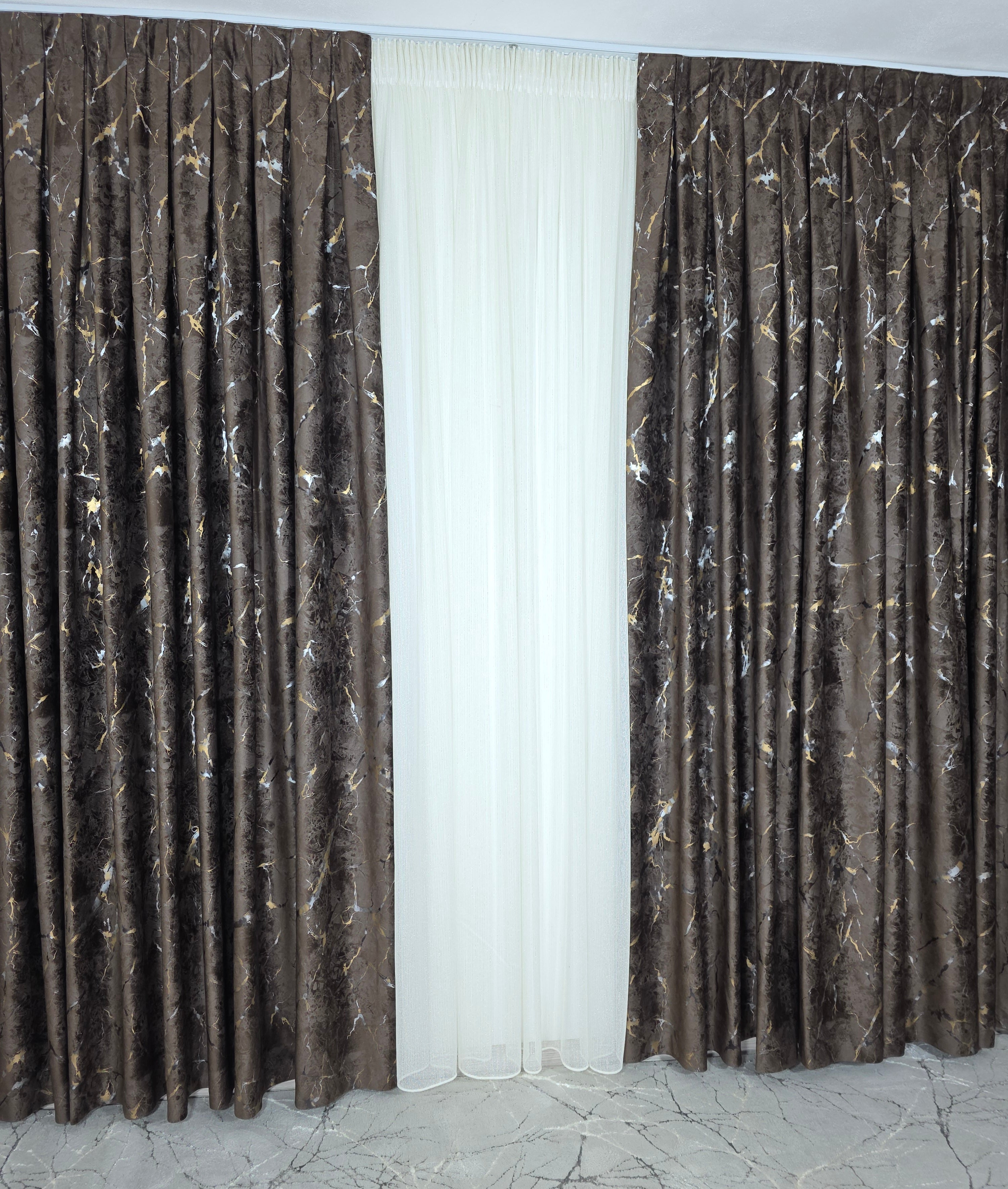 Colectia Majestic: Perdea Crem Din Borangic Cu Sidef Auriu Si Draperie Catifea Maro Cu Insertii