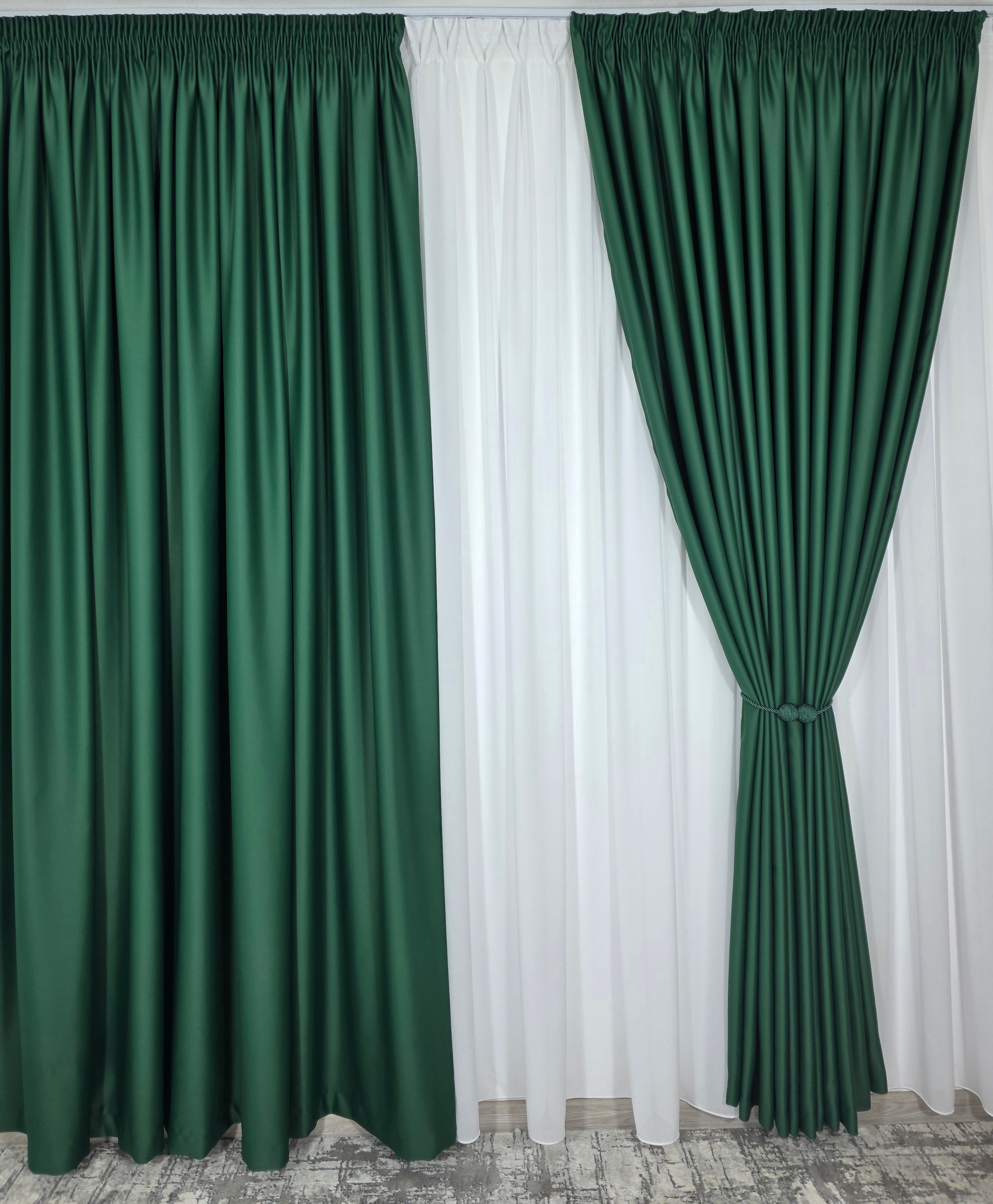 Colectia Blackout: Perdea Matase Alba Si Draperie Verde Smarald Blackout 98%
