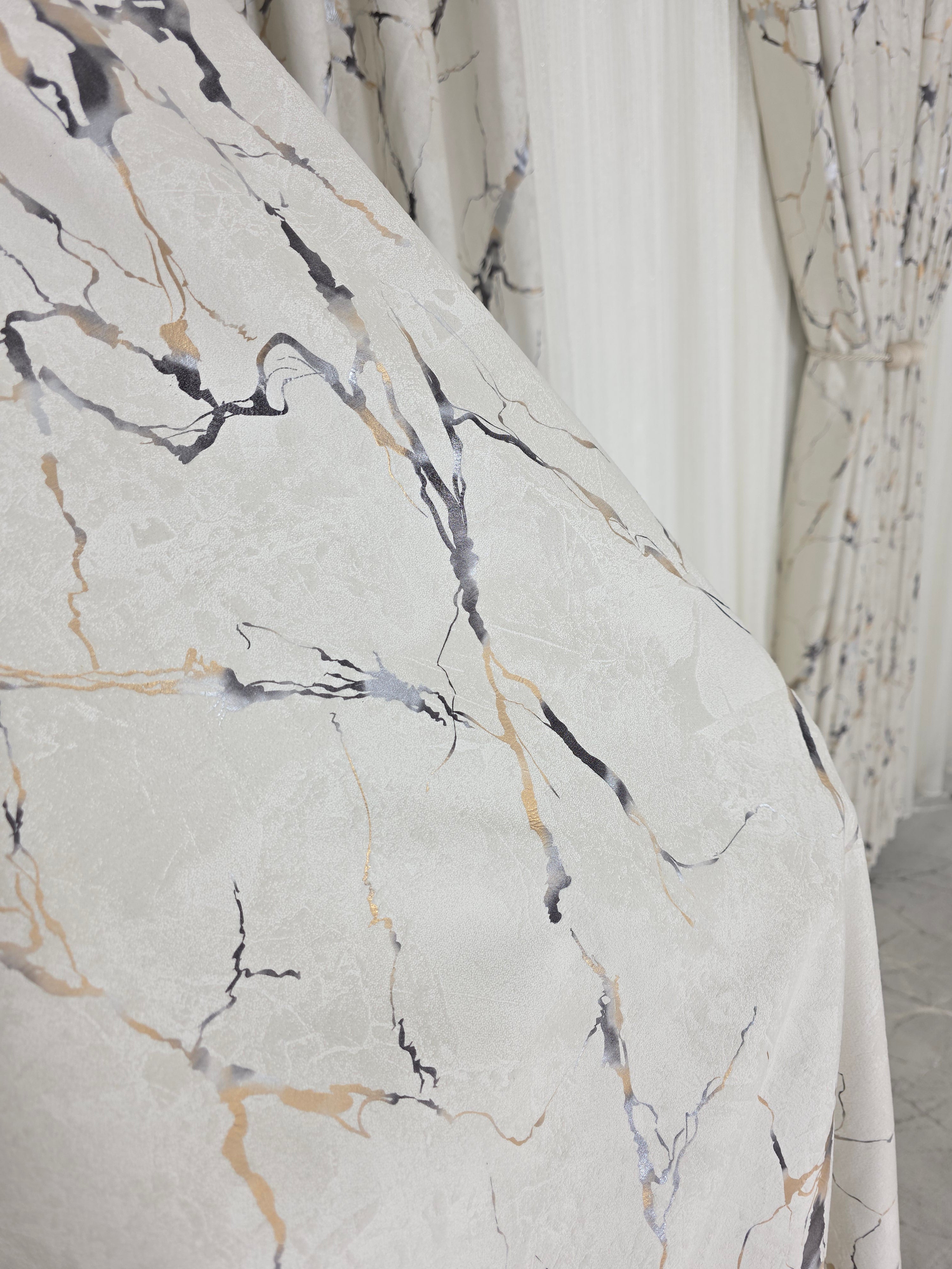 Colectia Majestic: Perdea Crem Din Borangic Cu Sidef Auriu Si Draperie Catifea Bej Cu Insertii