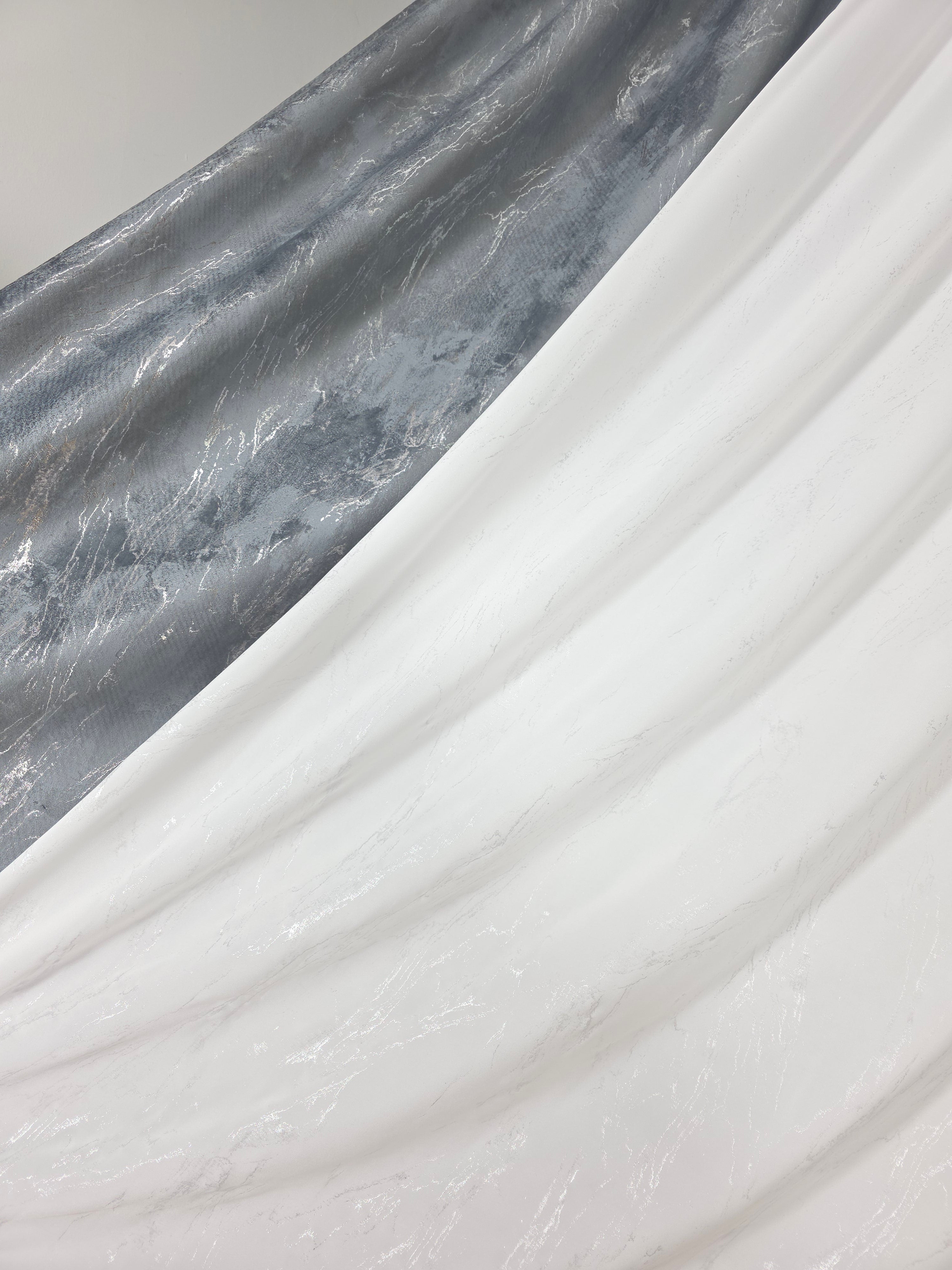 Colectia Venetia: perdea din matase cu insertii argintii varianta 3 si draperie din catifea cu insertii argintii - Gri inchis