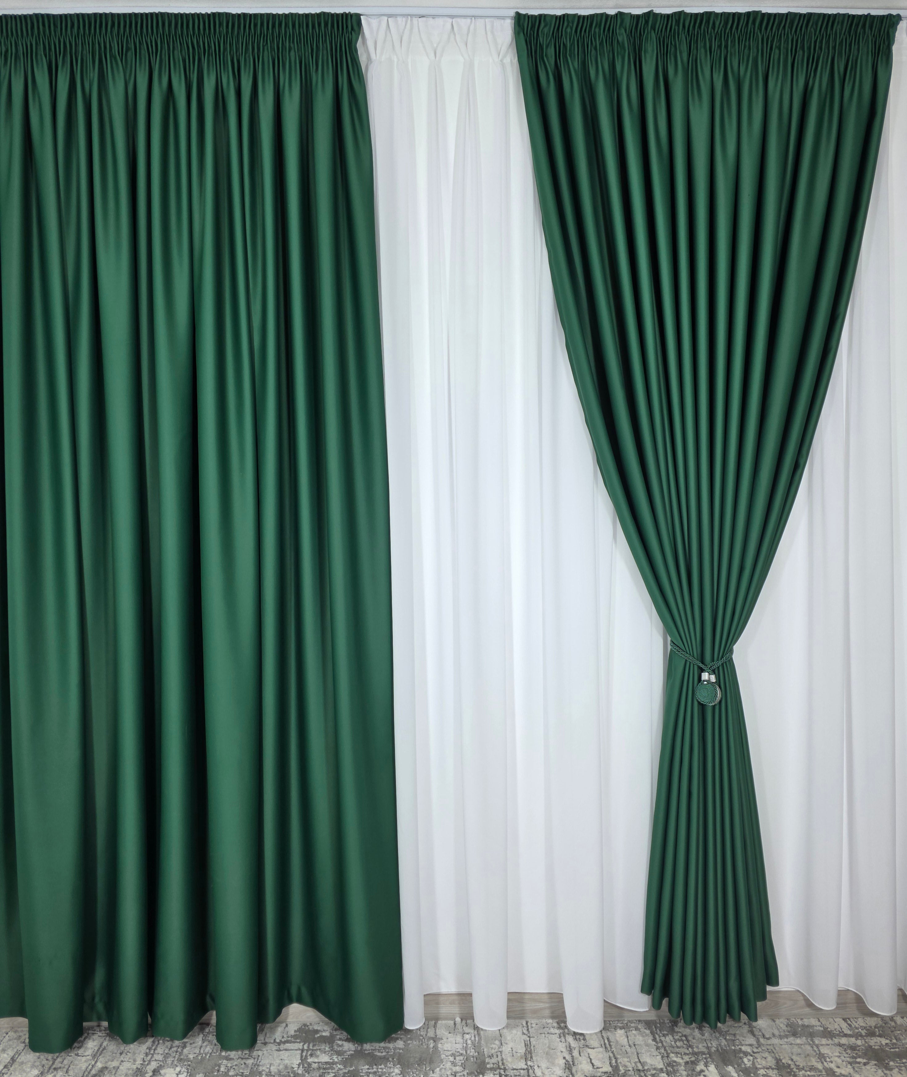 Colectia Blackout: Perdea Matase Alba Si Draperie Verde Smarald Blackout 98%