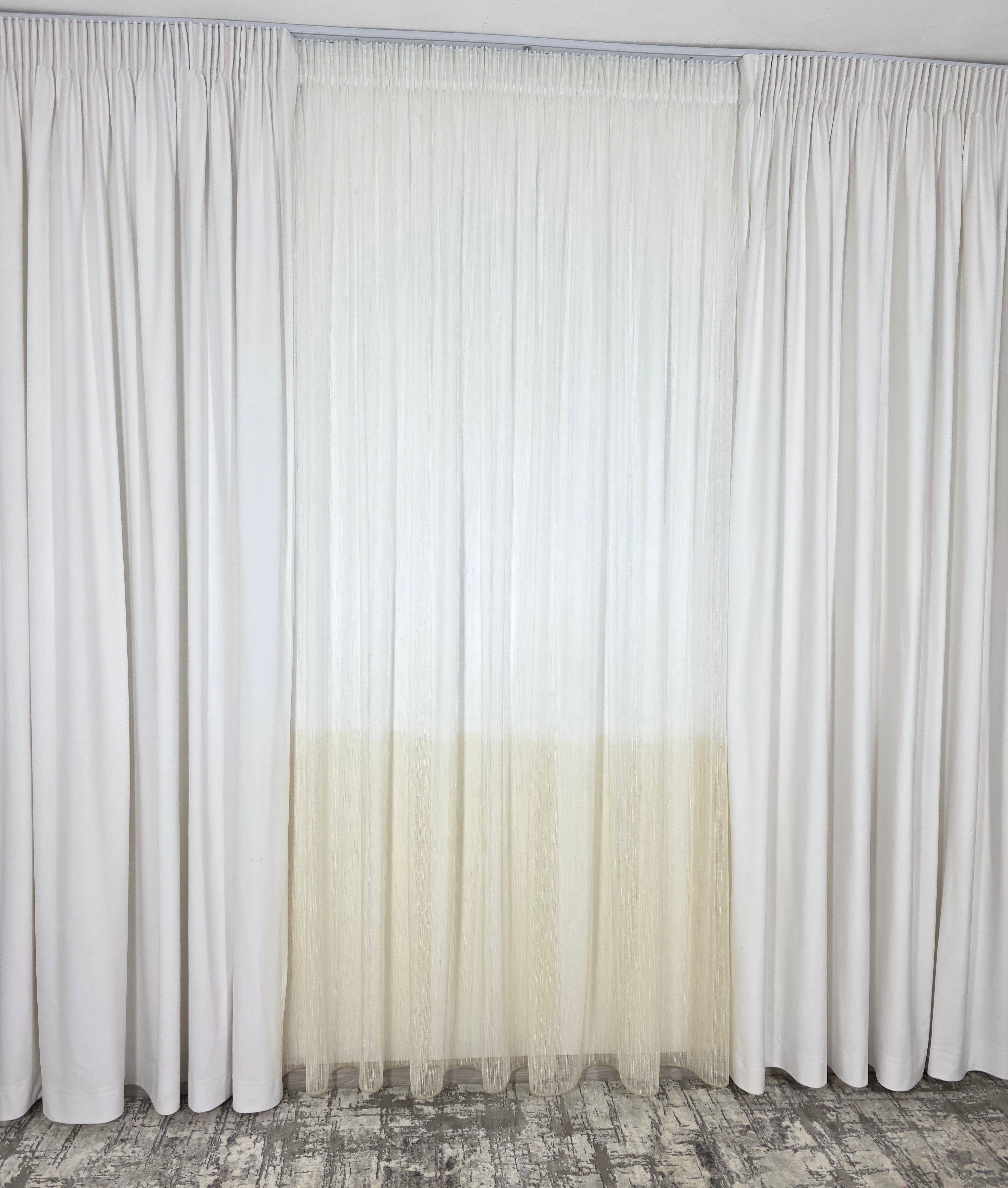 Set Dove: perdea in doua culori alb-crem tip borangic si draperie catifea alba