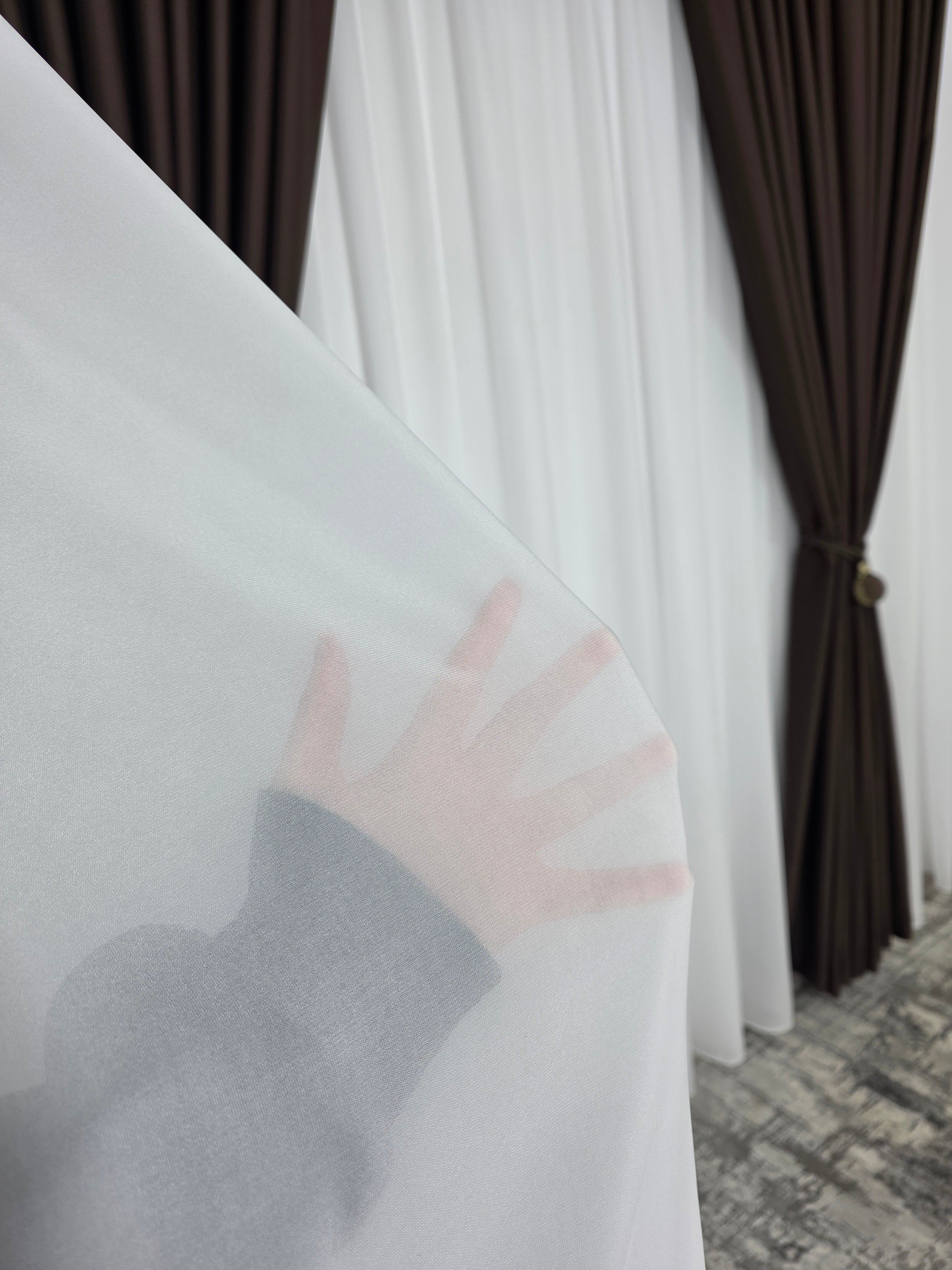 Colectia Blackout: Perdea Matase Alba Si Draperie Maro Blackout 98%