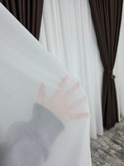Colectia Blackout: Perdea Matase Alba Si Draperie Maro Blackout 98%