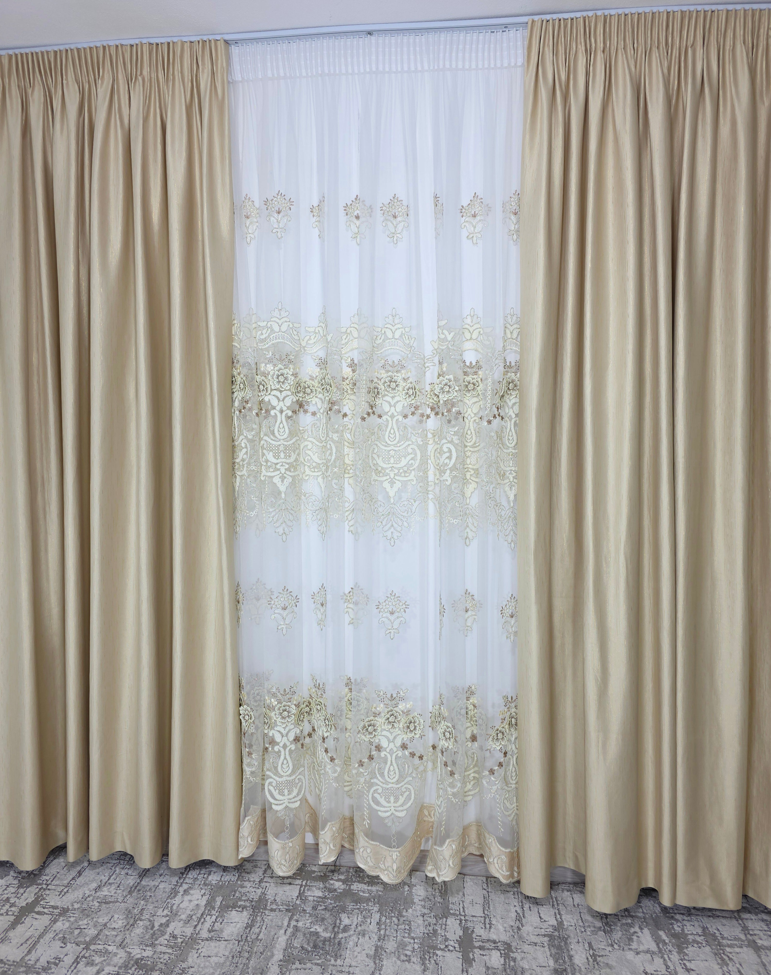 Set Luminita: Perdea Lux Cu Broderie 3d Crem Si Draperie Rolex Din Catifea Crem Auriu Cu Sclipici Auriu