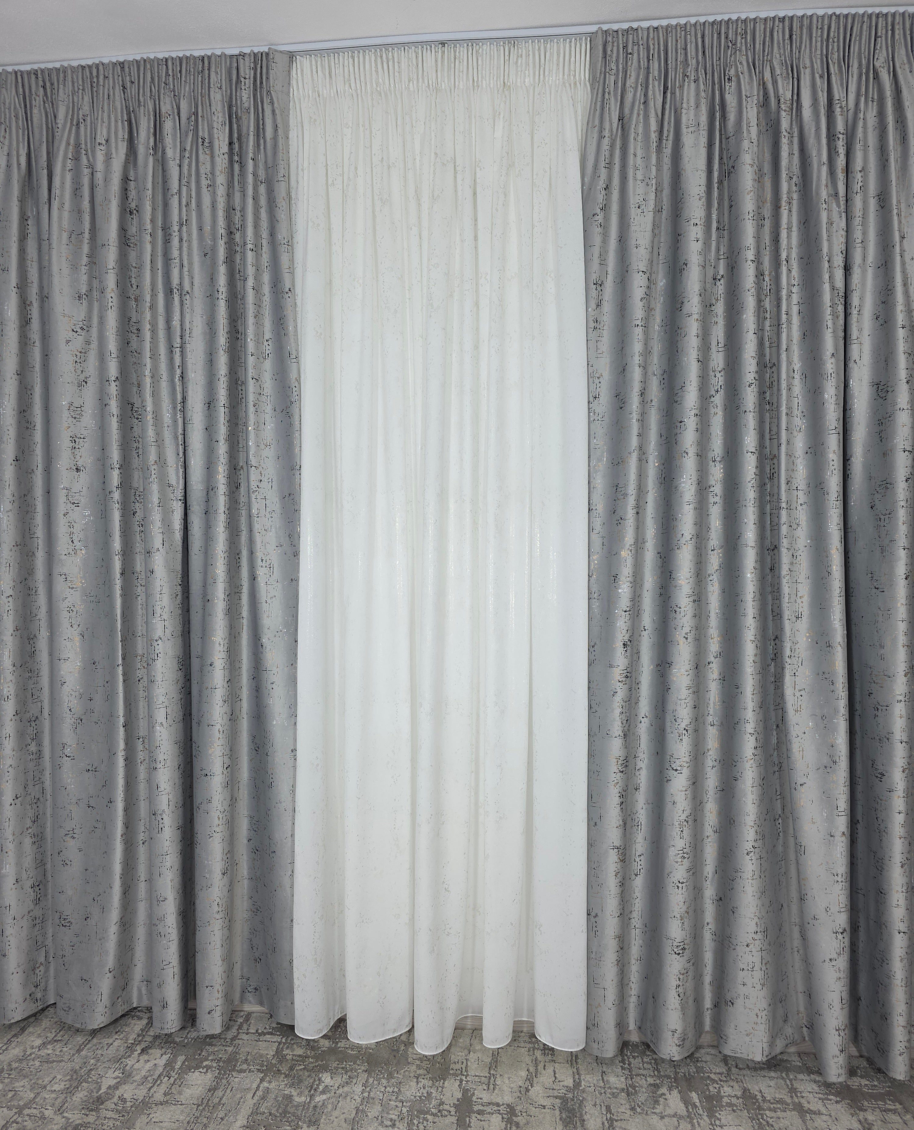 Colectia Royal: Perdea Alba Din Matase Cu Insertii Aurii Varianta 2 Si Draperie Catifea Gri Deschis Cu Insertii